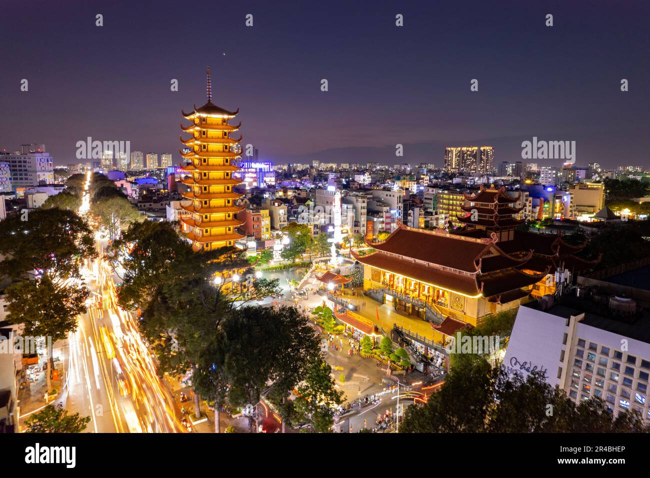 Sonnenuntergang in Vietnam Quoc TU Pagode, Ho Chi Minh Stadt, Vietnam. Foto aufgenommen am 2023. Februar Stockfoto
