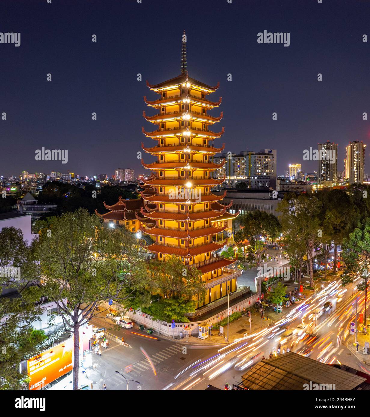 Sonnenuntergang in Vietnam Quoc TU Pagode, Ho Chi Minh Stadt, Vietnam. Foto aufgenommen am 2023. Februar Stockfoto