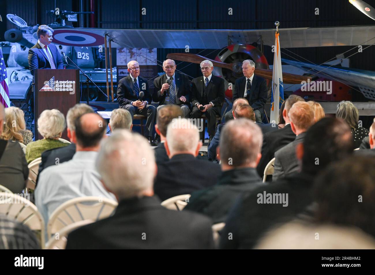 Der pensionierte Navy Captain John McGrath spricht während der großen Eröffnung der Hanoi Hilton Vietnam Ausstellung im American Heritage Museum, Hudson, Mass., Februar 11, während Rob Collings, Links stehend, Collings Foundation, Inc., Präsident, USA im Ruhestand Navy Reserve Captain Joseph Plumb, US-pensioniert Air Force Oberst Michael Brazelton und pensionierter Einsatzleiter Robert Shumaker, hören Sie zu. Die Ausstellung enthielt zwei Originalzellen aus dem Gefängnis von Hỏa Lò, auch bekannt als „Hanoi Hilton“, in Nordvietnam. Stockfoto