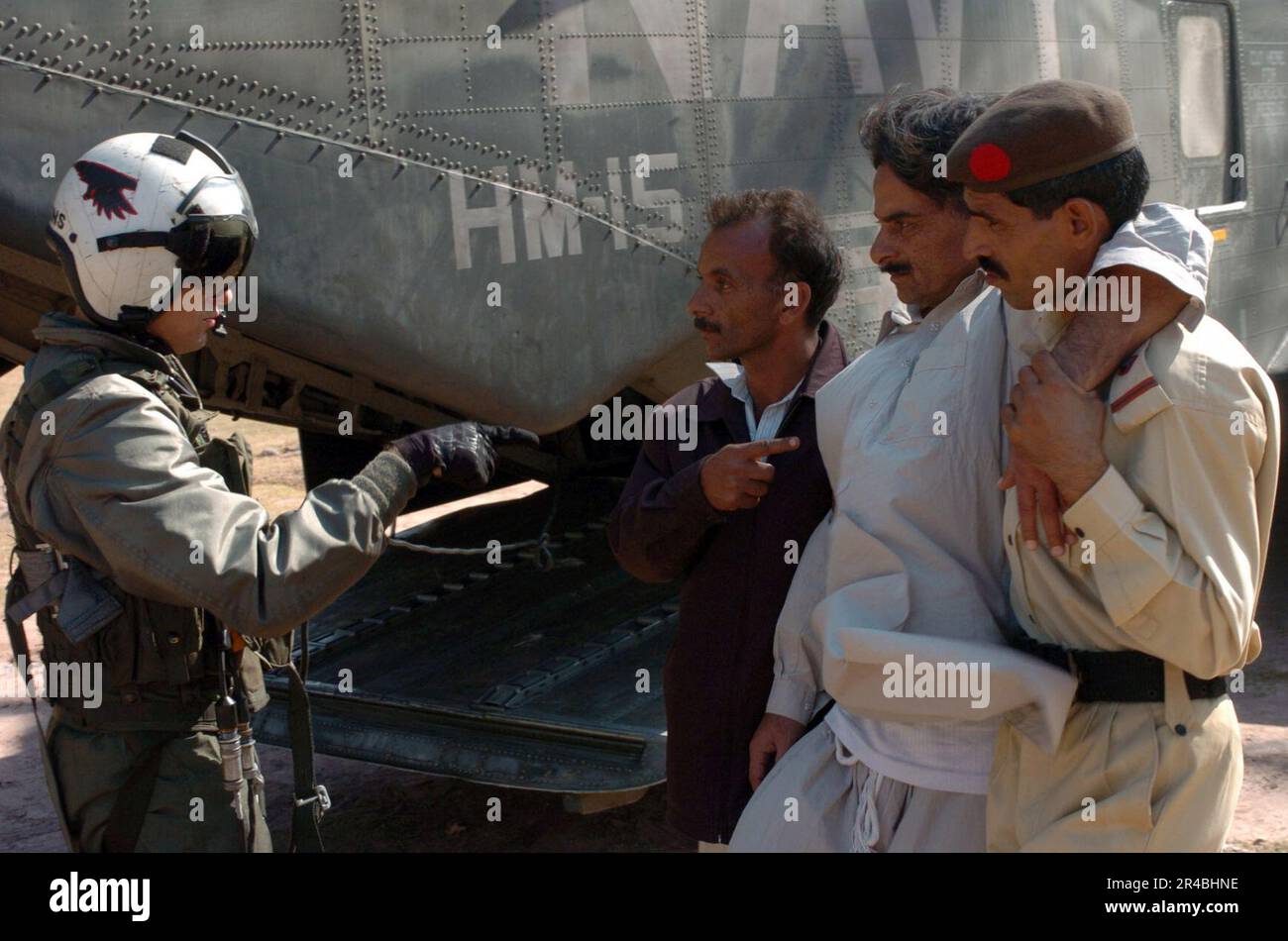 US Navy Aviation Electronics Technician 2. Class unterstützt einen verletzten pakistanischen Mann auf einem MH-53 Sea Dragon Hubschrauber. Stockfoto