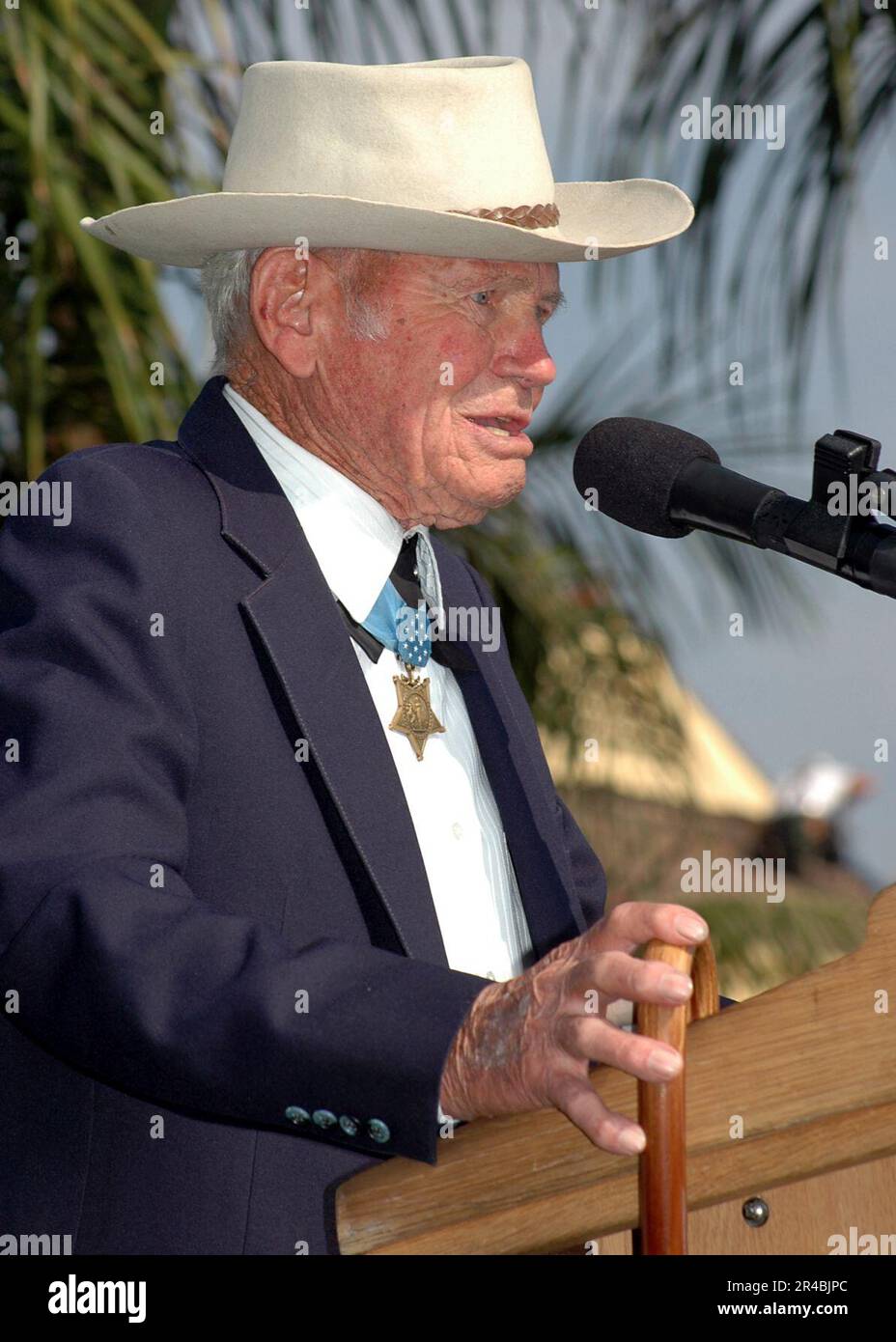 DIE US Navy hat sich in den USA zur Ruhe gesetzt Navy Veteran und Pearl Harbor Survivor, Leutnant, spricht während einer Office plaza Widmung für LT. John und Alice Finn im Naval Training Center (NTC) San Diego. Stockfoto