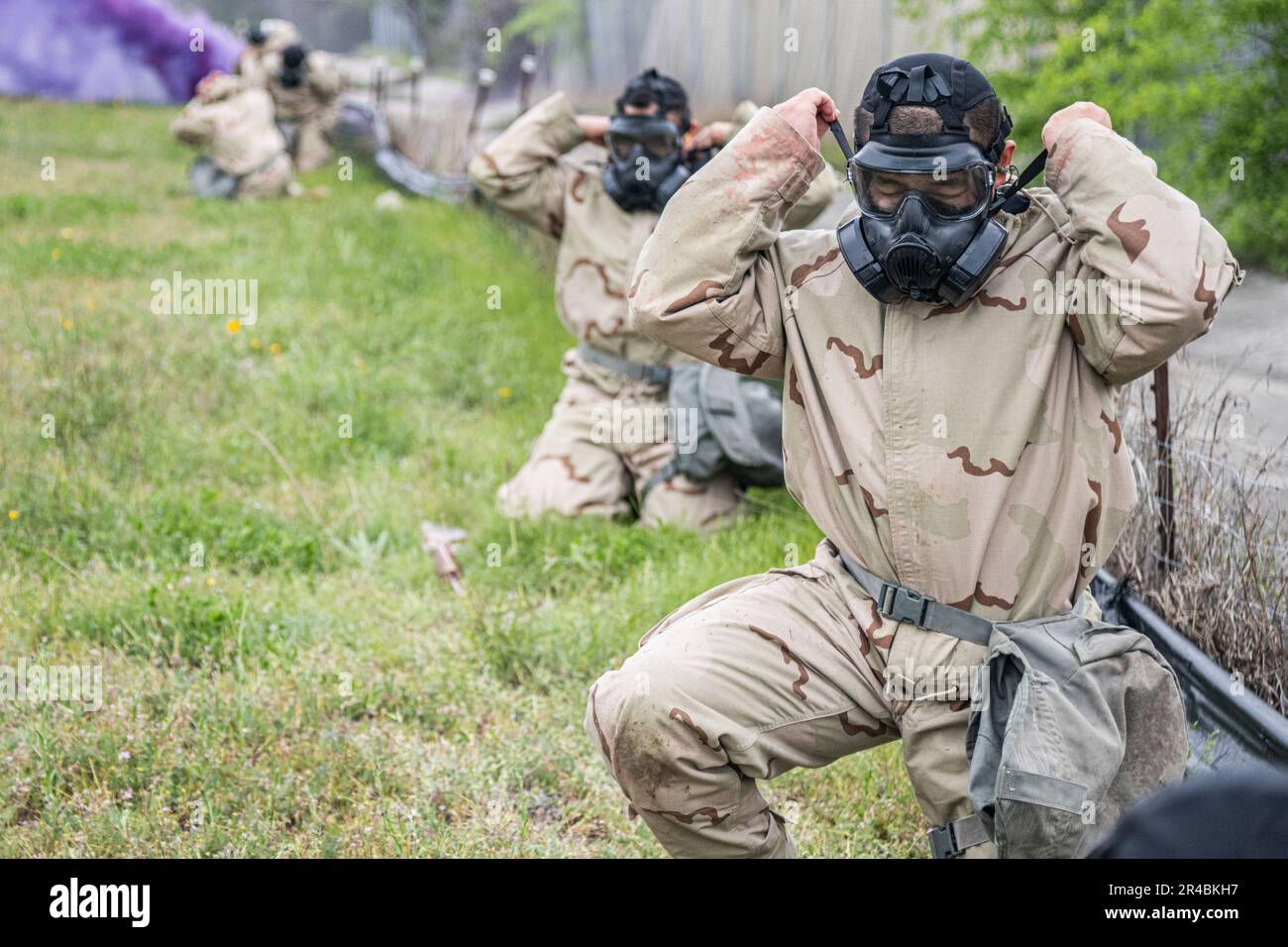 Soldaten testen das Advanced Antiepileptikum System, Rafa Midazolam Auto-Injector (Rafa AI) in Camp Bullis, Texas don Mission Oriented Protective Haltungen (MOPP) Masken. Der Test wurde von den USA organisiert Army Medical Center of Excellence Medizinische Test- und Evaluierungsaktivität zur Durchführung einer menschlichen Einflussnahme auf die Wirksamkeit der Rafa KI und ob das Gerät die Standards des Joint Program Executive Office - Chemische, biologische, radiologische, nukleare Verteidigung erfüllt. Stockfoto