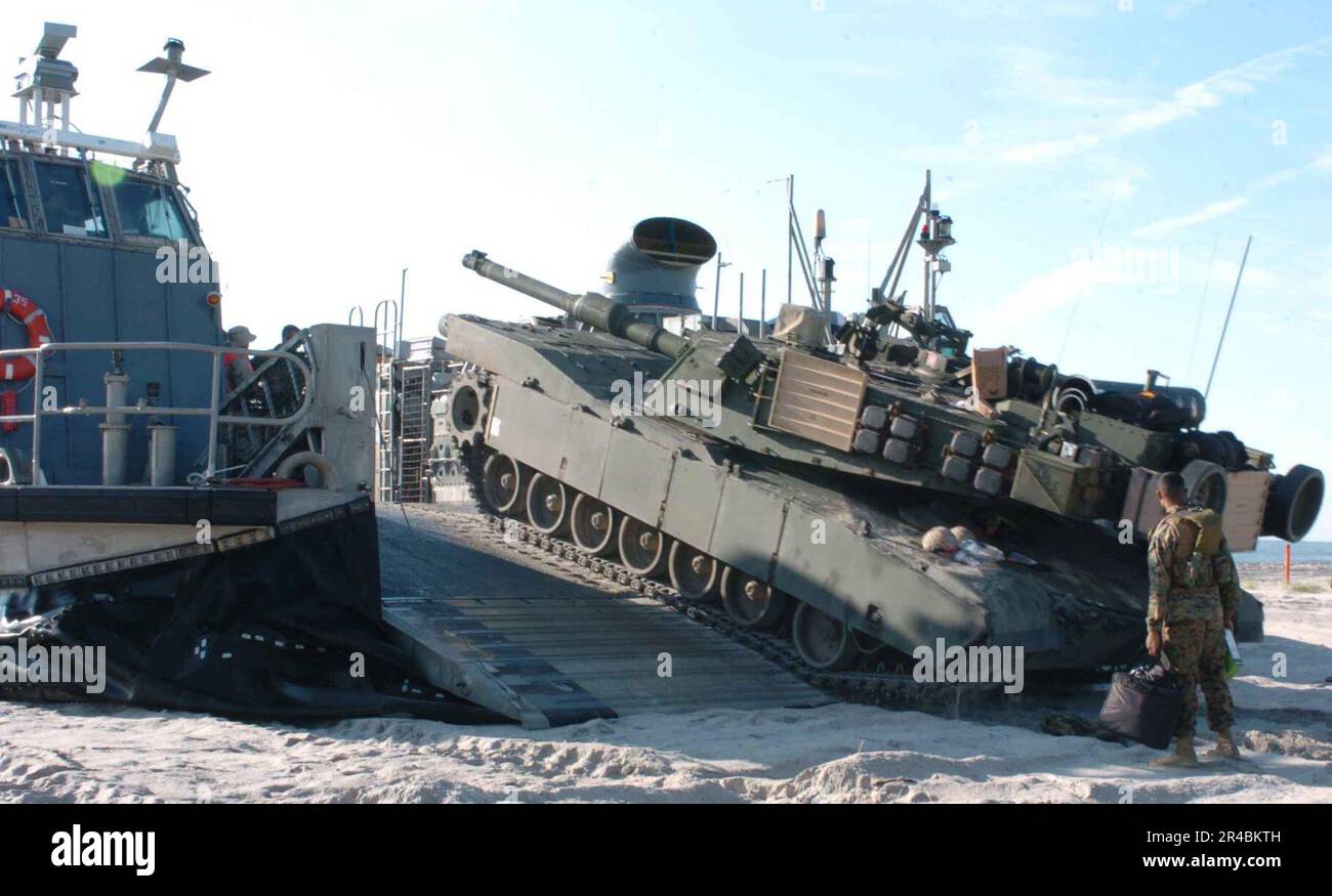 US Navy Marines, die der 22. Marine Expeditionary Unit (22. MEU) zugeteilt sind, beladen einen M1A1 Abrams-Panzer auf einen US-amerikanischen Navy Landing Craft, Air Cushion (LCAC) für den Transport zum Dock Landungsschiff USS Carter Hall (LS. Stockfoto