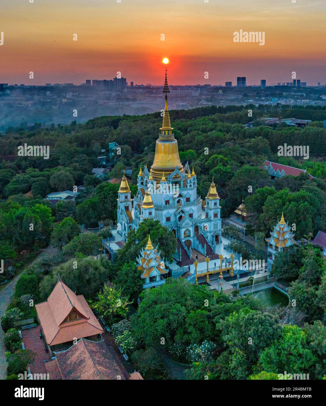 Sonnenuntergang in der Buu Long-Pagode, Ho-Chi-Minh-Stadt, Vietnam. Foto aufgenommen am 2023. März Stockfoto