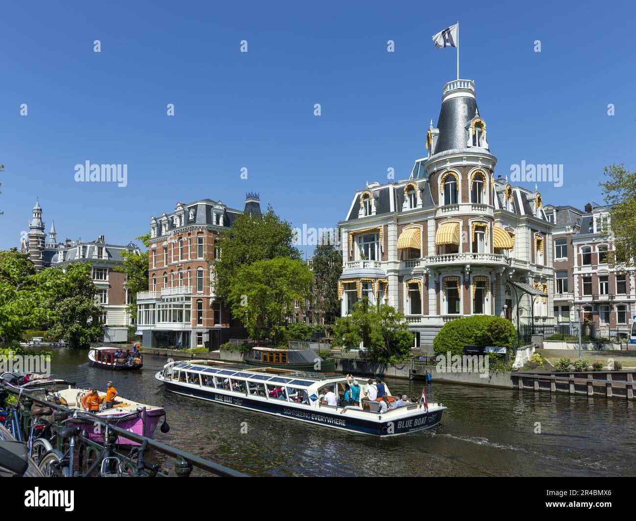 Boote auf einem Kanal, Amsterdam, Hauptstadt der Niederlande, Holland, Westeuropa Stockfoto