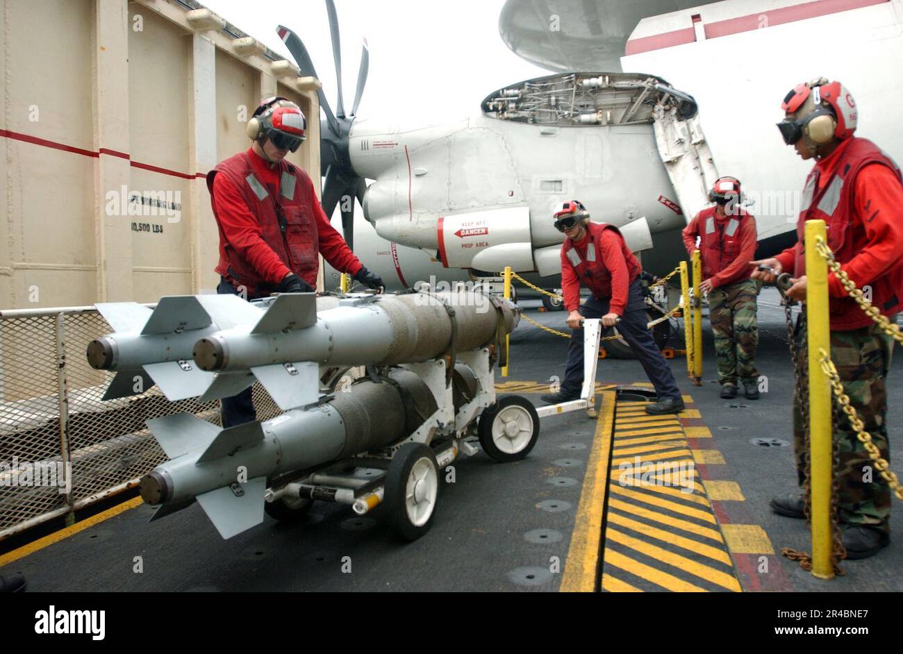 US Navy Aviation Ordnancemen platzieren einen Waffenwagen mit GBU-38 500-Pfund-Satelliten-gesteuerten Bomben auf einem Kampfaufzug. Stockfoto