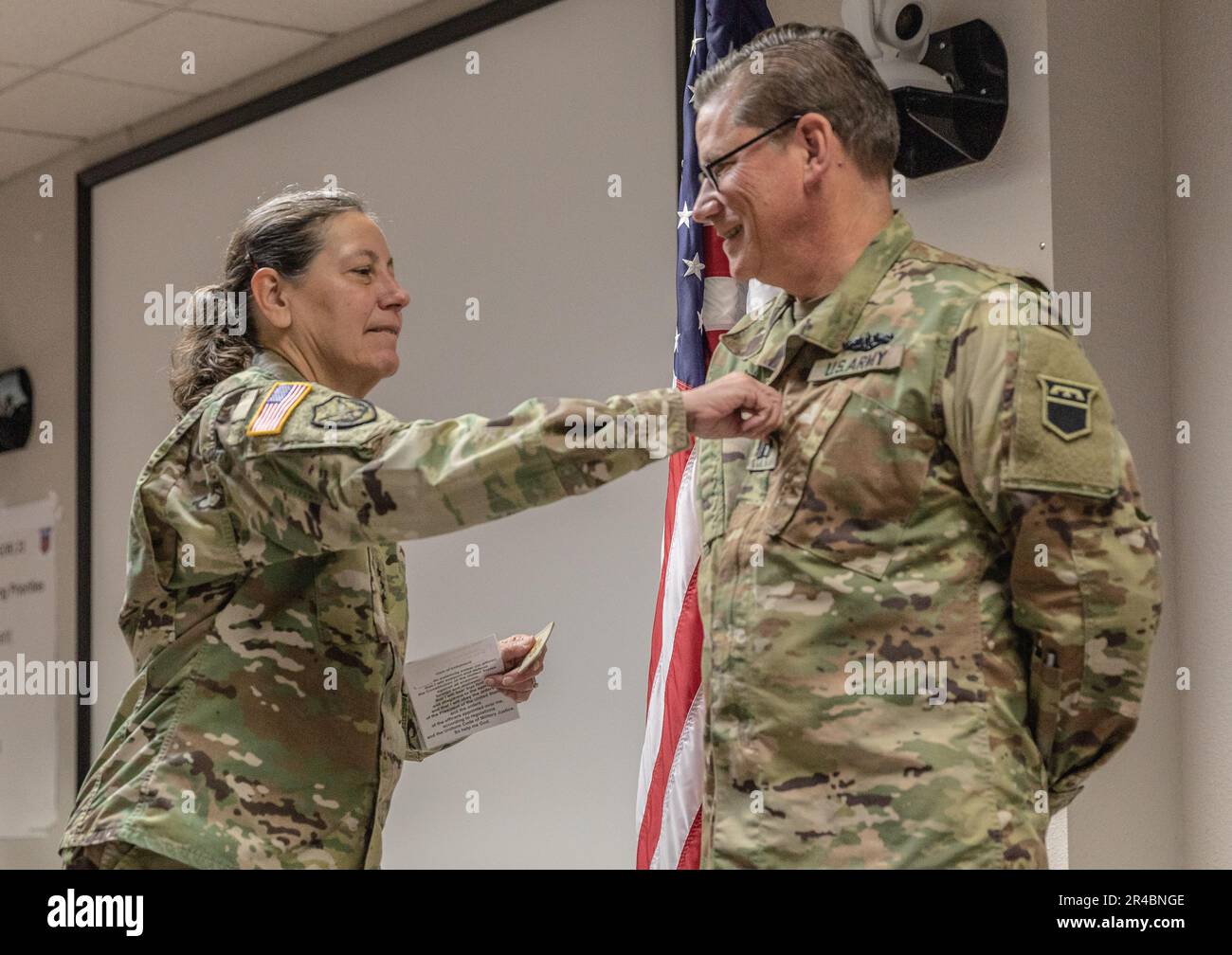 Capt. Matthew McKinley, militärischer Offizier für Chemie, Biologie, Radiologie und Nuklearmedizin (CBRN), dem operativen Einsatzkommando 76. zugewiesen, wird vom Generalleutnant Jody Daniels, Chief of Army Reserve and Commanding General, USA, in den Rang eines Major befördert Army Reserve Command, während der Übung Onaway Response Übung, 24. Januar 2023 in Camp Parks, Kalifornien Task Force 76 führt „Exercise Onaway Response“ durch, um eine Reihe lebensrettender Fähigkeiten zu trainieren, wie z. B. medizinische Reaktion, Dekontamination, Technik, technische Rettung, Patientenevakuierung, Kommunikations- und Logistikunterstützung (Mitarbeiterwechsel, eq Stockfoto