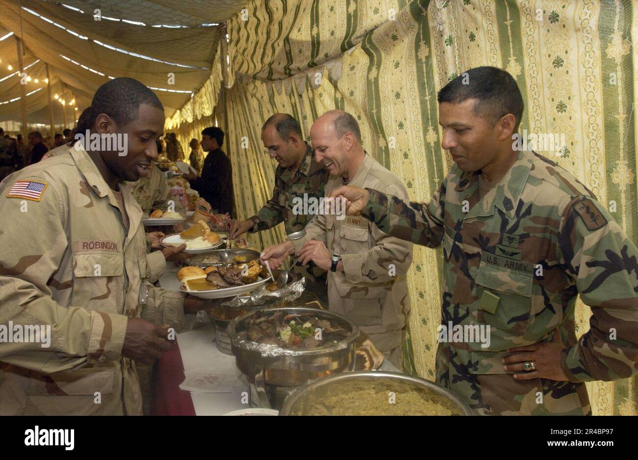 US Navy USA Navy Rear ADM. Mike Lefever, Center, serviert Thanksgiving Dinner am Side 212. Mobile Army Surgical Hospital (MASH) Commander Col. Und Kommandosgt. Maj. Stockfoto