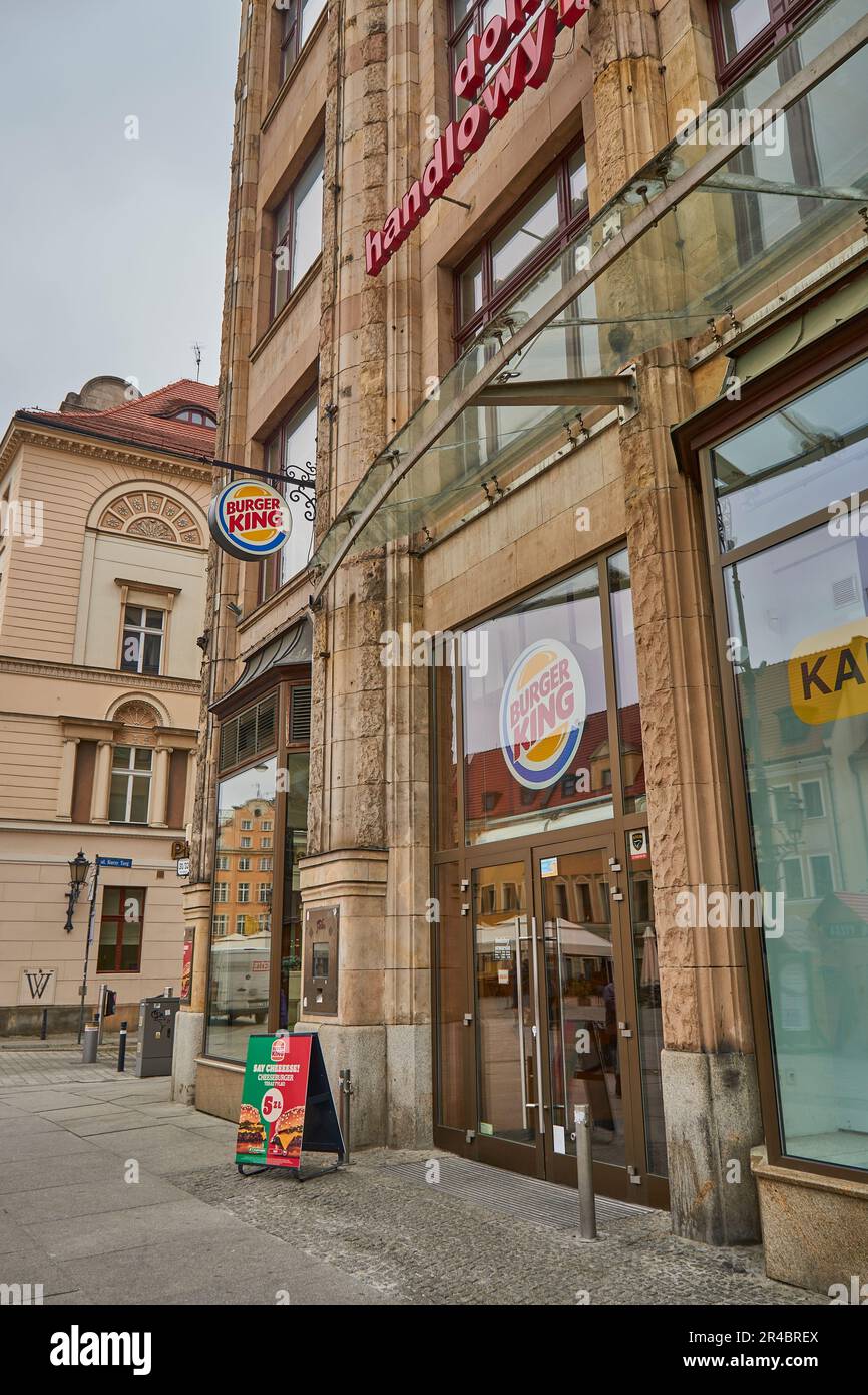 Eine Vertikale eines Burger King Restaurants in einer belebten Straße in Polen Stockfoto