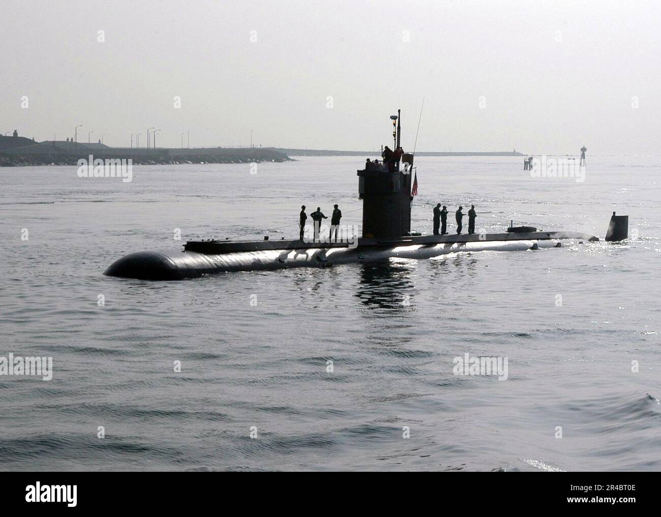 MITGLIEDER der US Navy Crew an Bord des Tieftauchfahrzeugs USS Dolphin (AGSS 555) fahren nach einer Reisezeit vor der Küste Südkaliforniens in den Hafen von San Diego. Stockfoto