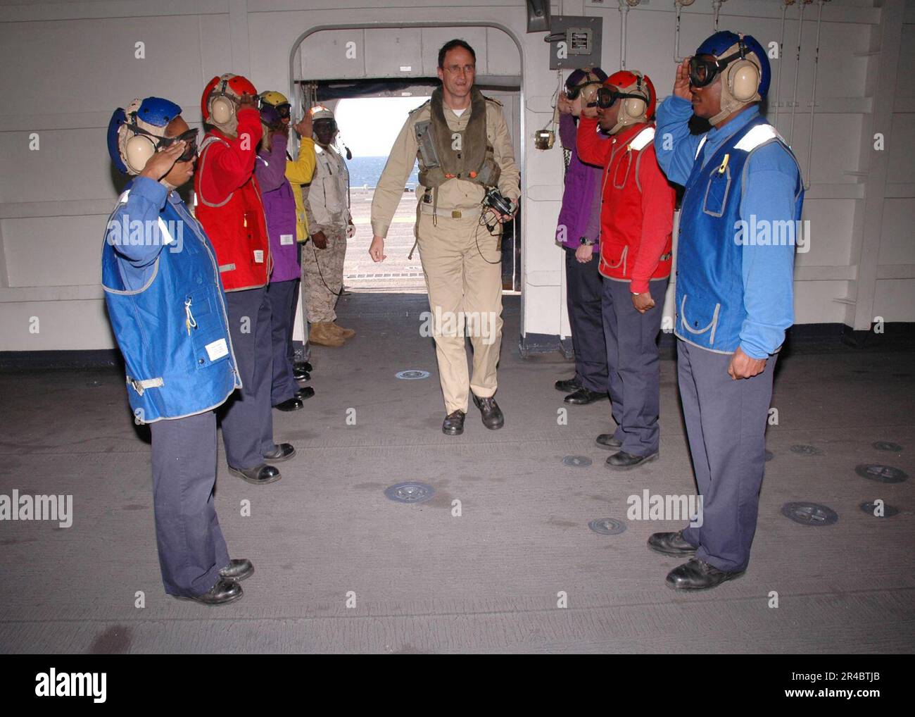 TASK Force 150 des Kommodore der KÖNIGLICHEN Marine DER USA, erhält Auszeichnungen, wenn er die Sideboys an Bord des Amphibienschiffs USS Nassau (LHA 4) durchquert. Stockfoto