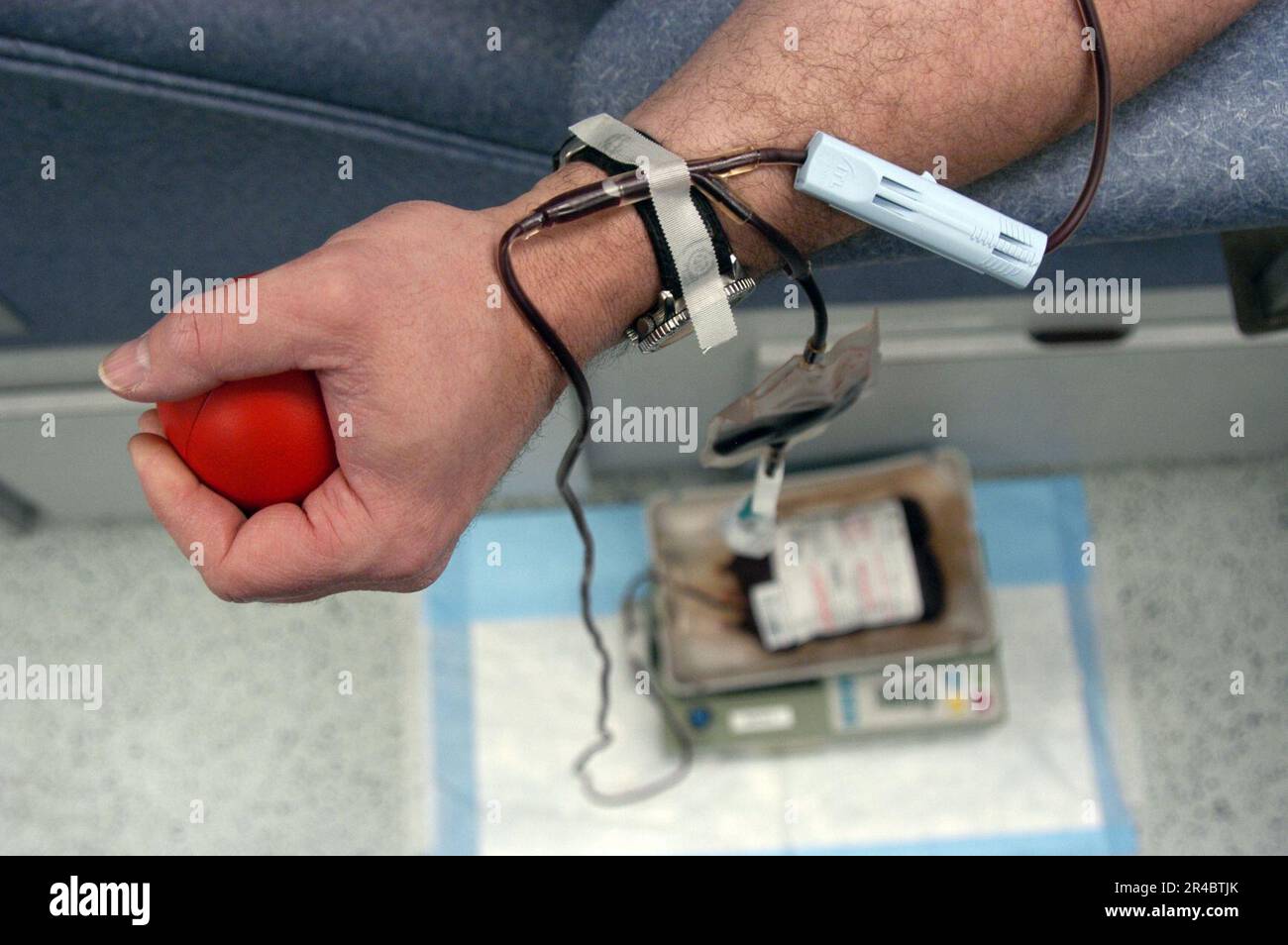 US Navy Ein Sanitäter der USS Bataan (LHD 5) spendet während der Blutspende ein Pint Blut. Stockfoto