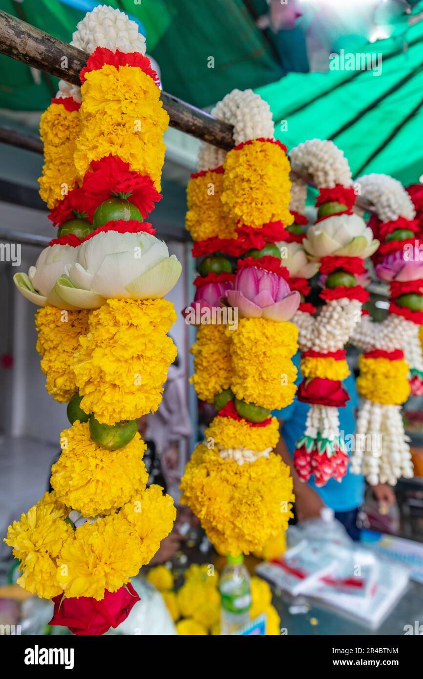 Verschiedene Phuang Malai, traditionelle thailändische Blumengirlande auf einem Straßenmarkt. Bangkok, Thailand Stockfoto