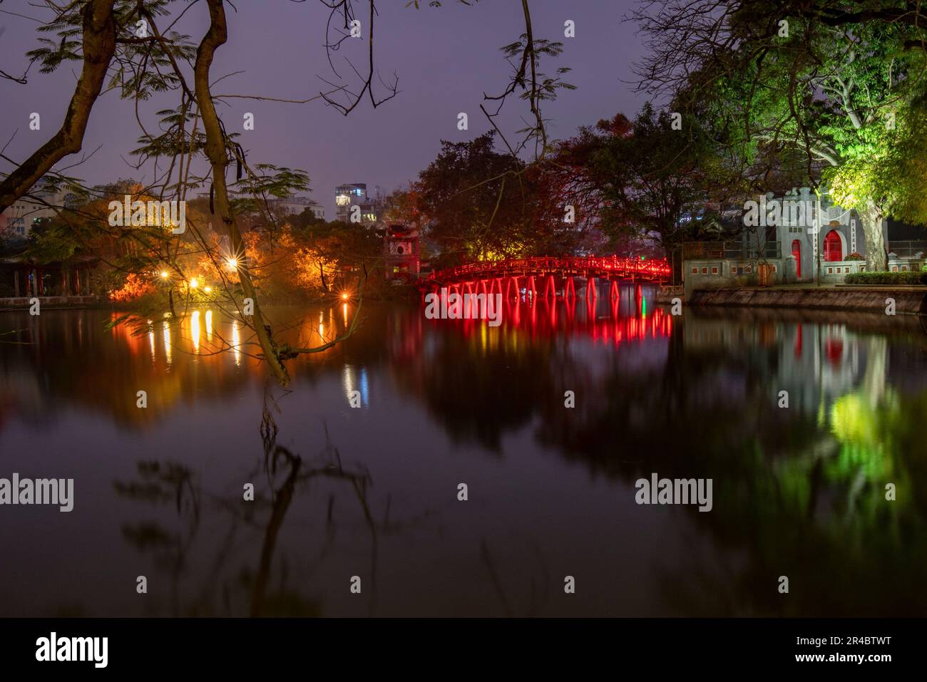 Hoan Kiem See in der Nacht, Ha Noi Hauptstadt, Vietnam. Foto aufgenommen am 2023. April Stockfoto
