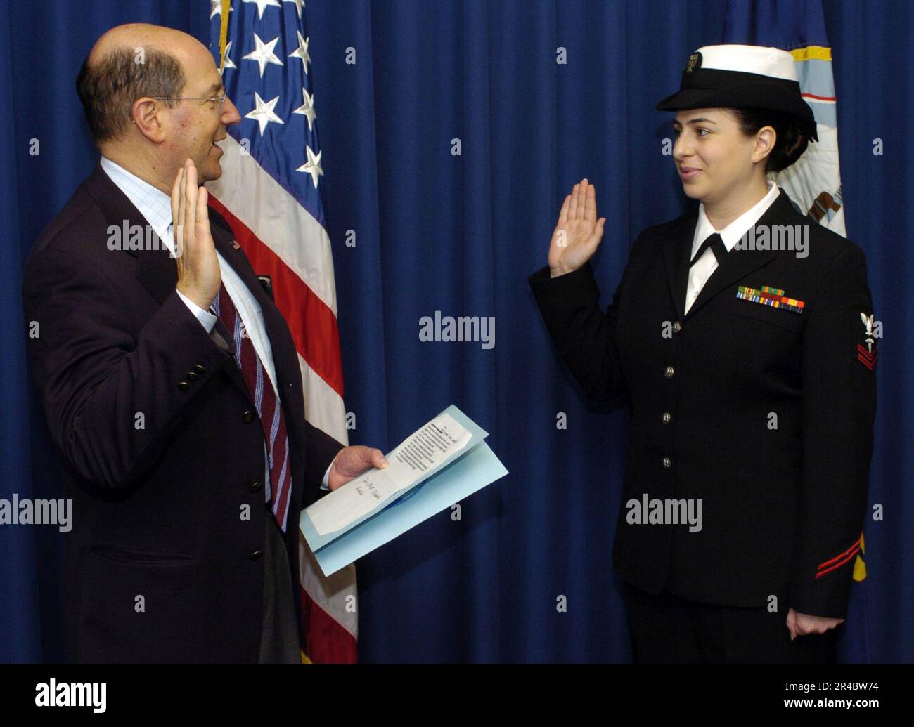 US Navy Secretary of the Navy (SECNAV) Dr. Donald C. Winter vereidigt den Inbetriebnahmeeid an Krankenhaus Corpsman 2. Klasse Stockfoto