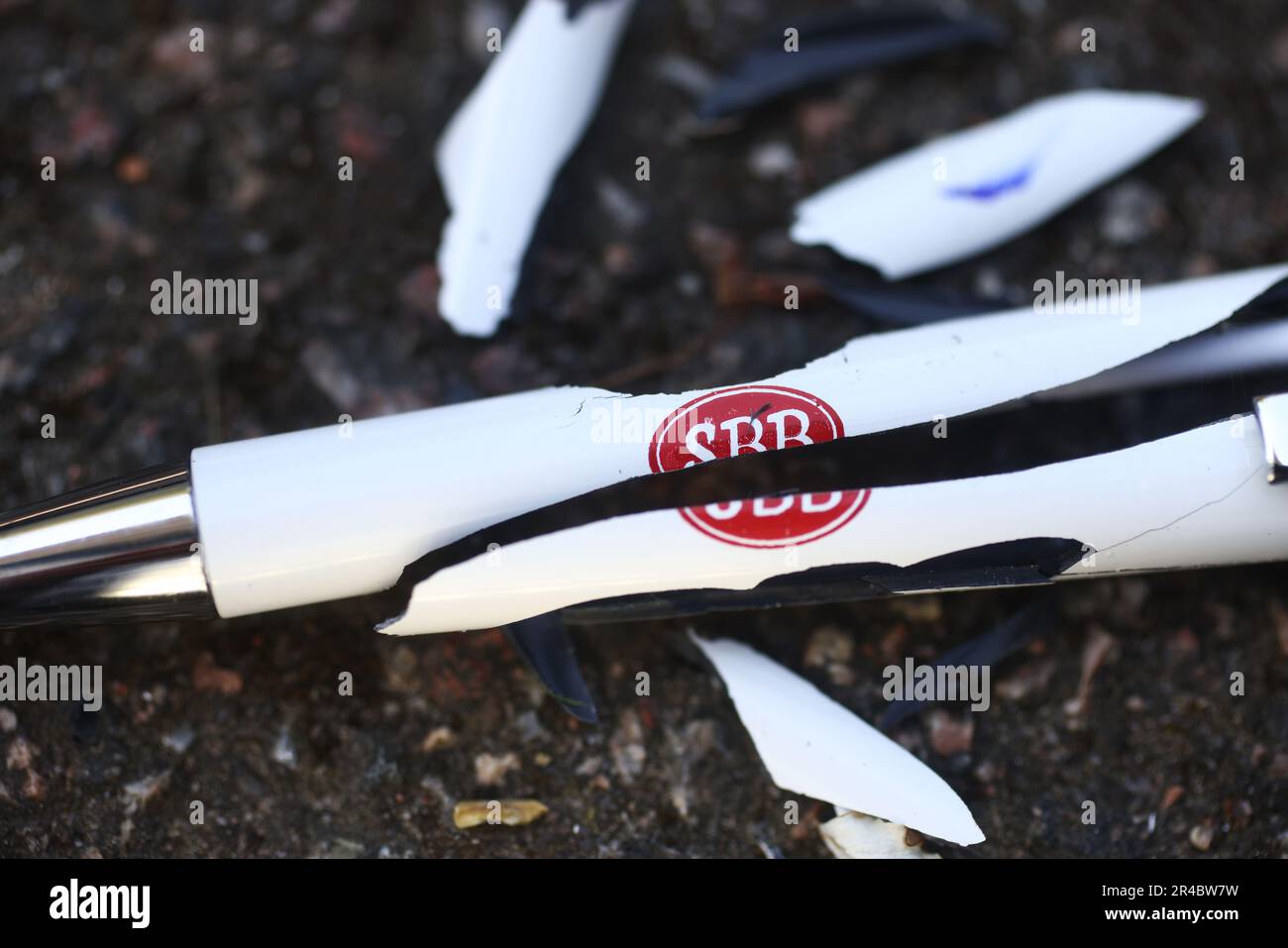 Ein gebrochener Stift mit dem SBB-Logo darauf. Die SBB (Samhällsbyggnadsbolaget i Norden ab) ist eine Immobiliengesellschaft, die in den letzten Wochen aufgrund ihrer Schulden stark an der Stockholmer Börse gefallen ist. Stockfoto