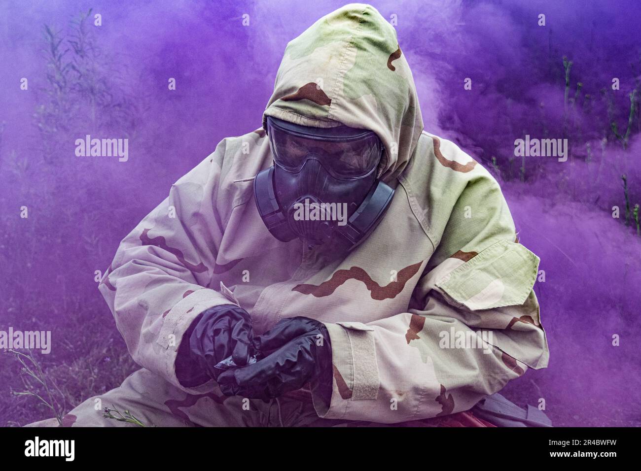 Ein Soldat, der Mission Oriented Protective Haltungen (MOPP) trägt, testet am 29. März 2023 in Camp Bullis, Texas, das Advanced Anticonvulsant System, Rafa Midazolam Auto-Injector (Rafa AI). Der Test wurde von den USA organisiert Army Medical Center of Excellence Medizinische Test- und Evaluierungsaktivität zur Durchführung einer menschlichen Einflussnahme auf die Wirksamkeit der Rafa KI und ob das Gerät die Standards des Joint Program Executive Office - Chemische, biologische, radiologische, nukleare Verteidigung erfüllt. Stockfoto