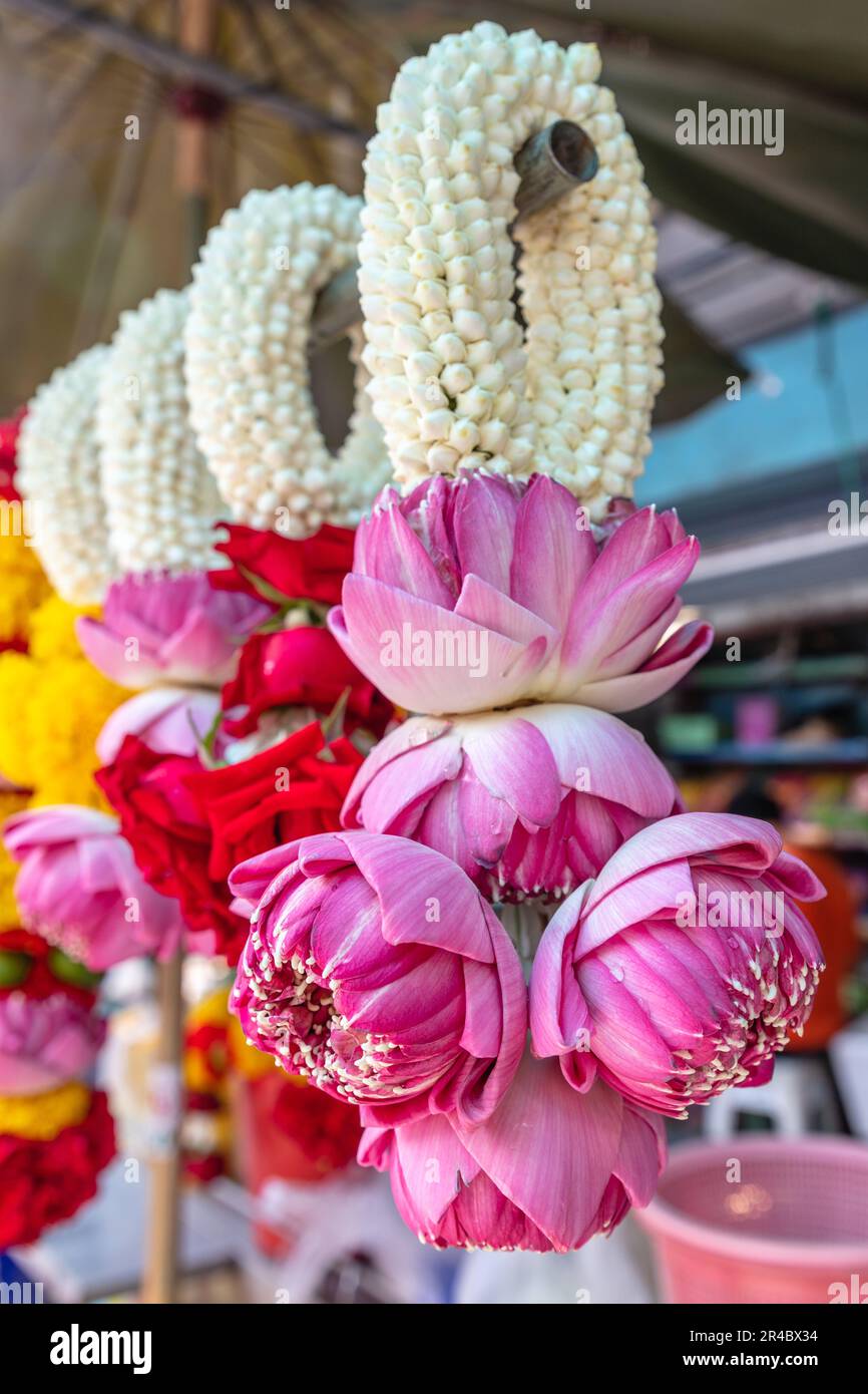 Verschiedene Phuang Malai, traditionelle thailändische Blumengirlande auf einem Straßenmarkt. Bangkok, Thailand Stockfoto