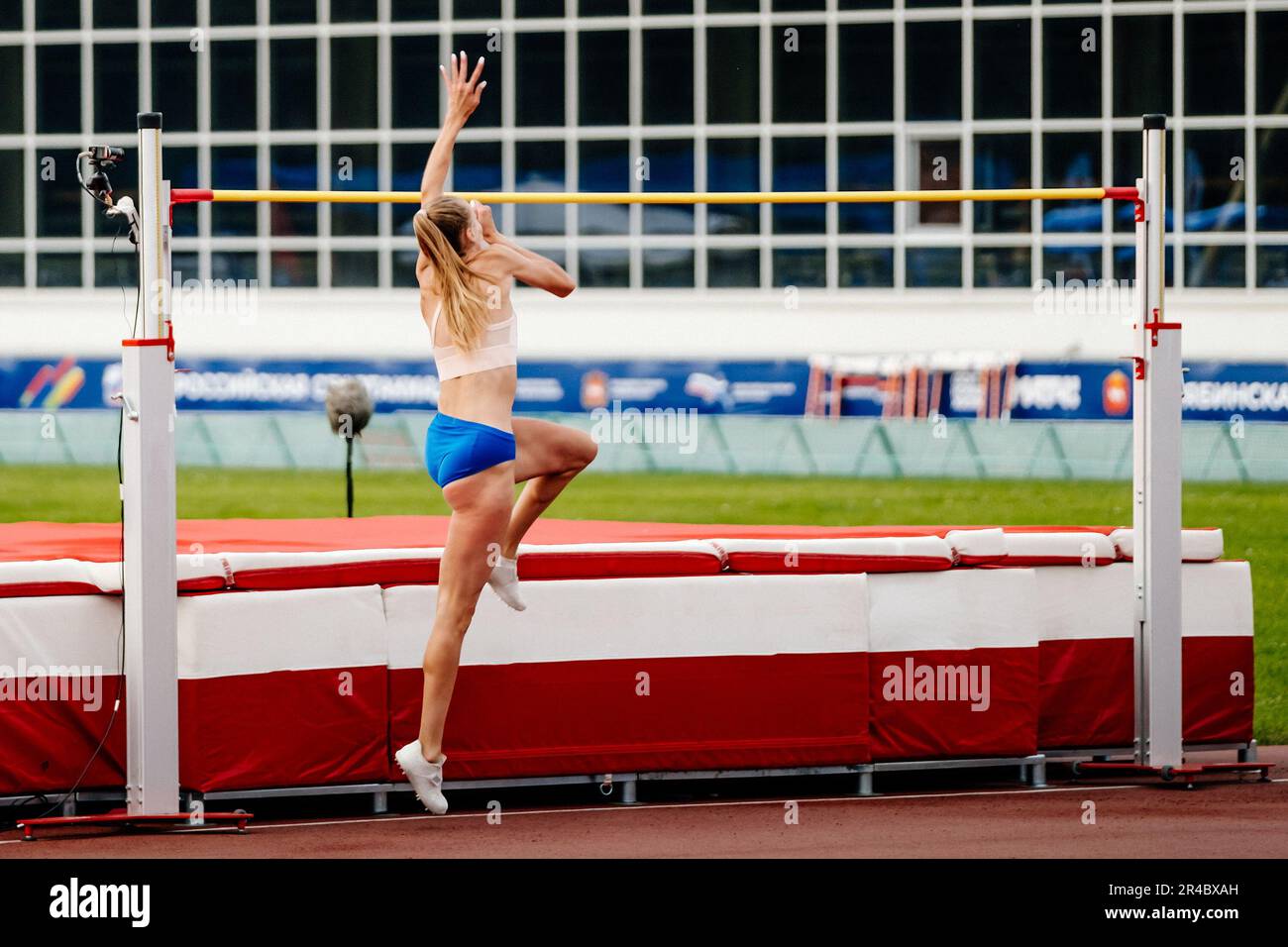 Sportlerin springt in den Sommermeisterschaften der Leichtathletik, fosbury Flop Technique Stockfoto