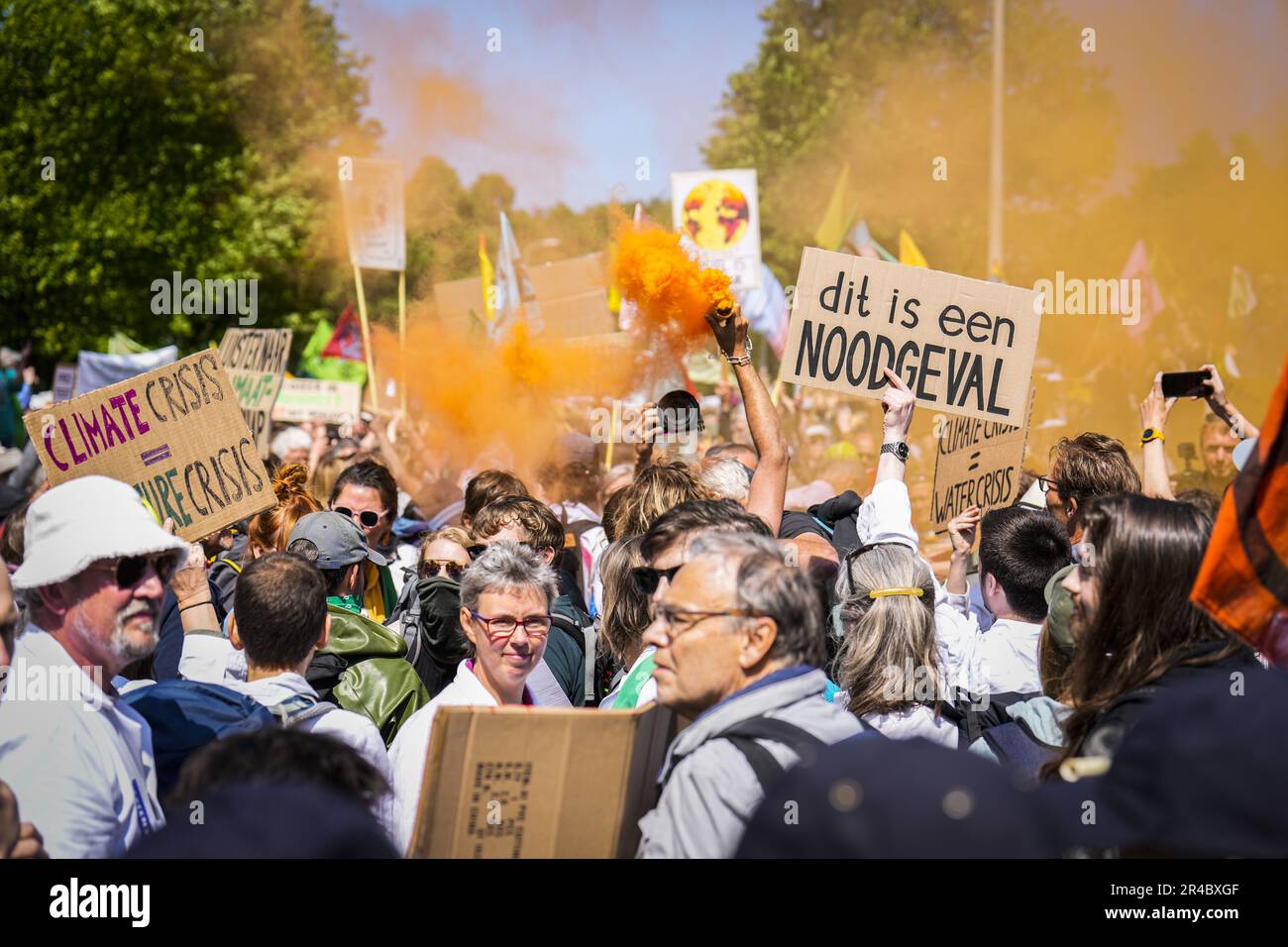 DEN HAAG - Rebellion-Aktivisten blockieren zum siebten Mal die A12 in Den Haag. Mit dieser Aktion lehnt XR Subventionen für fossile Brennstoffe ab. Während der jüngsten Blockade am 11. März wurden etwa 700 Aktivisten festgenommen. ANP PHIL NIJHUIS netherlands Out - belgien Out Credit: ANP/Alamy Live News Stockfoto