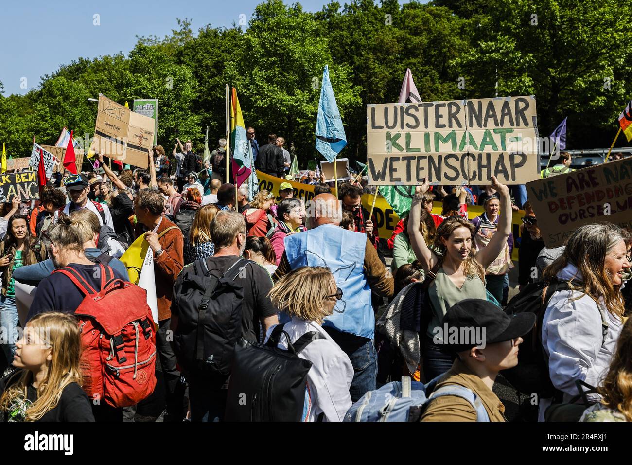 DEN HAAG - Rebellion-Aktivisten sind auf dem Weg zum siebten Mal während einer Demonstration, um die A12 in Den Haag zu blockieren. Mit dieser Aktion lehnt XR Subventionen für fossile Brennstoffe ab. Während der jüngsten Blockade am 11. März wurden etwa 700 Aktivisten festgenommen. ANP SEM VAN DER WAL netherlands Out - belgien Out Credit: ANP/Alamy Live News Stockfoto