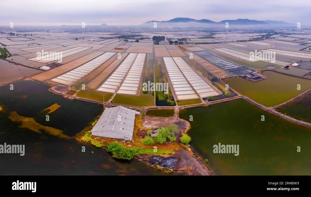 Long Dien Sald Field, Provinz Ba Ria Vung Tau, Vietnam in der Salzherstellung im April 2023. Stockfoto