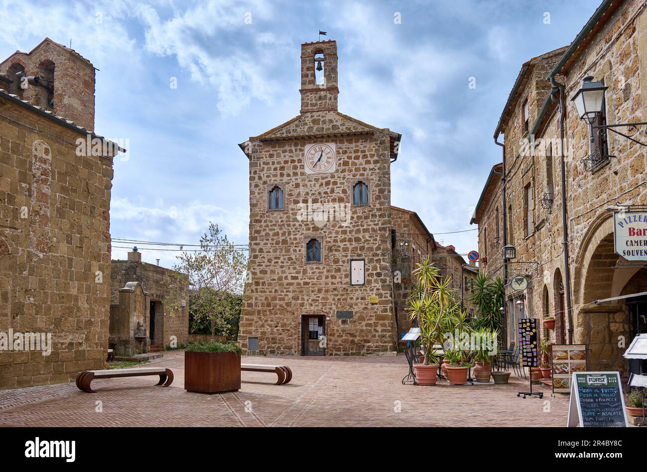 Palazzo Comunale oder Palazzo del Archivio, Piazza del Pretorio, Centro Storico di Sovana, Toskana, Italien Stockfoto