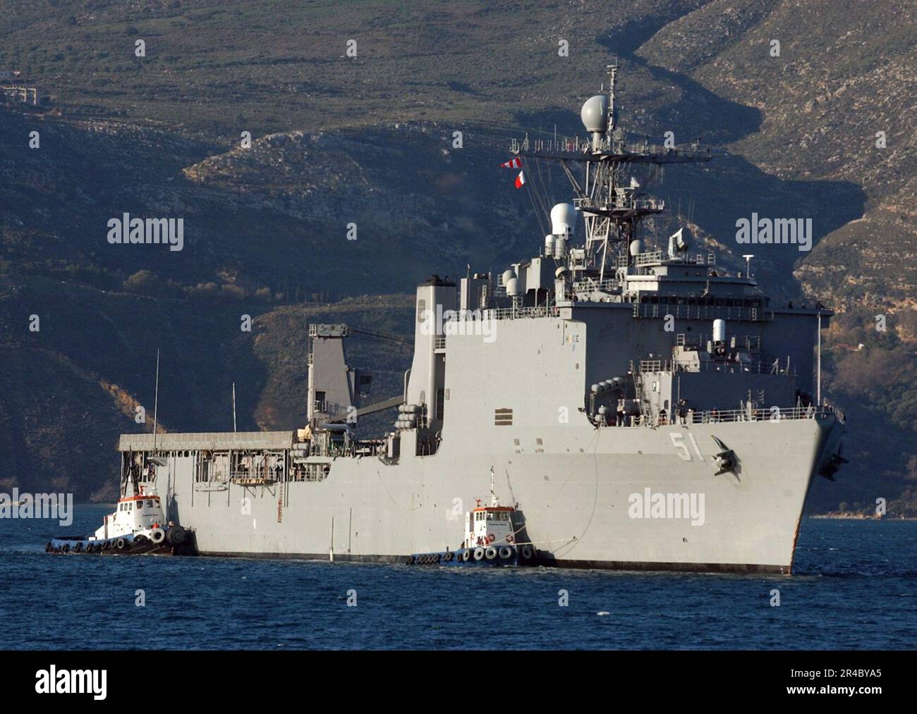 DIE SCHLEPPBOOTE DER US Navy unterstützen das Landungsschiff USS Oak