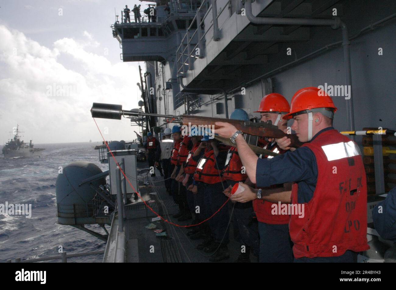 DER Mate Seaman DER US Navy Gunner bereitet sich darauf vor, ein M-14-Gewehr mit Shoot Line Adapter für das militärische Sealift Command (MSC) abzufeuern, das gerade mit dem Nachfüllöler USNS Walter S. Diehl (T-AO 189) läuft. Stockfoto