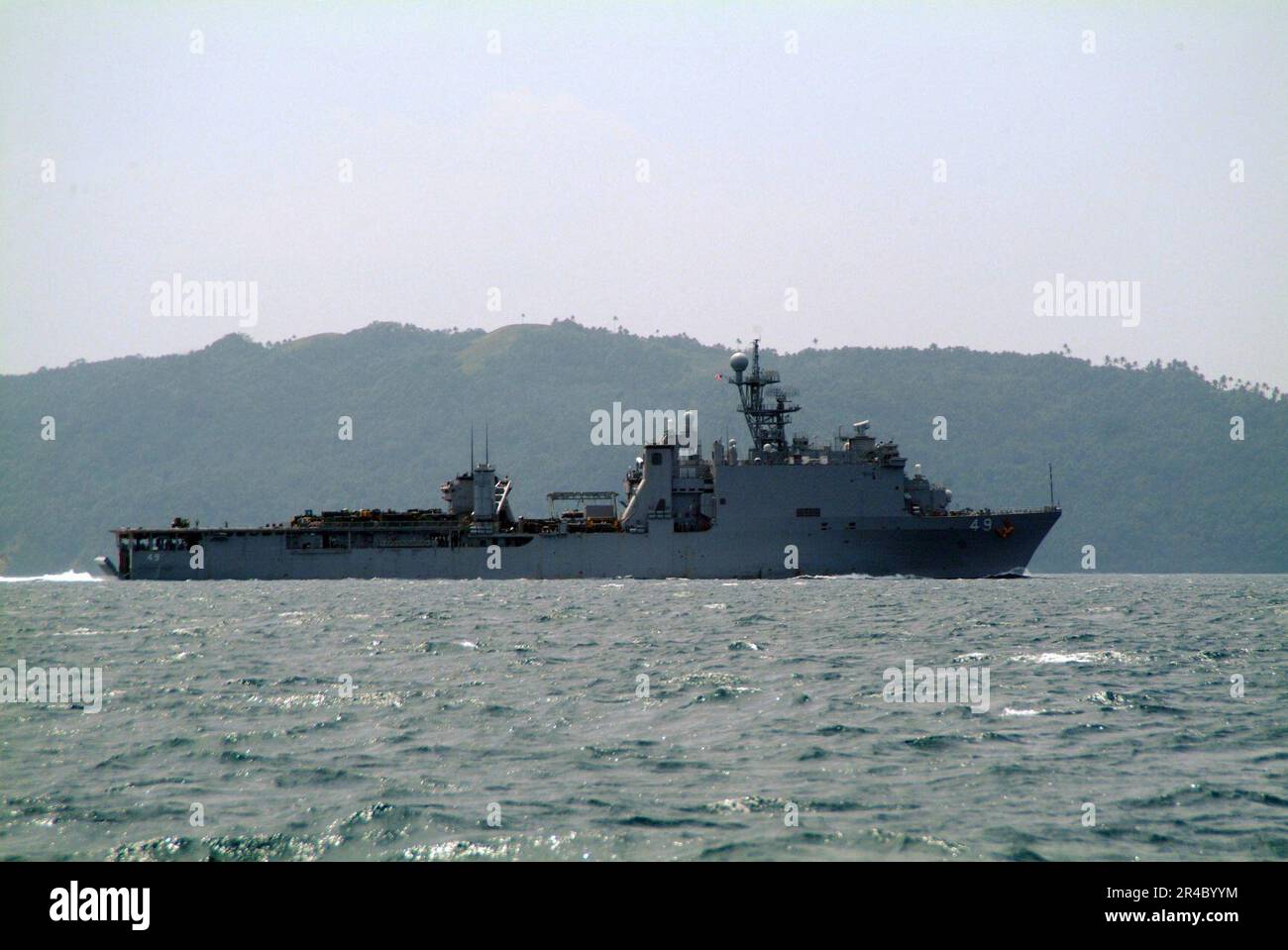 US Navy, die USA Das Dock-Landungsschiff USS Harpers Ferry (LSD 49) der Navy führt Operationen zur Unterstützung lokaler Hilfsmaßnahmen auf der Insel Leyte durch. Stockfoto