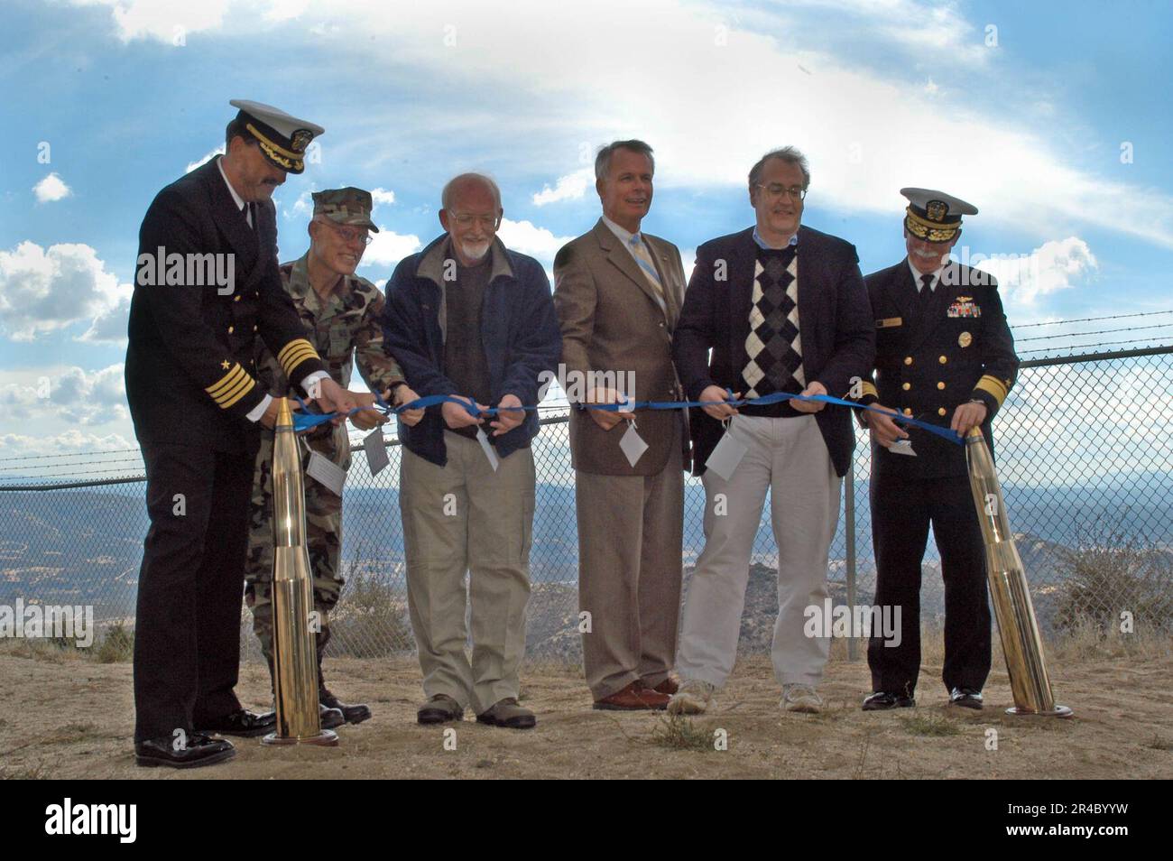 US Navy Assistant Unterstaatssekretär für Verteidigung, Alex A. Beehler, California Secretary for Resources, Mike Chrisman, Deputy Commander 3. Fleet, Rear ADM John R. Hines Jr. und US-Rentner Armeebrig. General Bob. Stockfoto