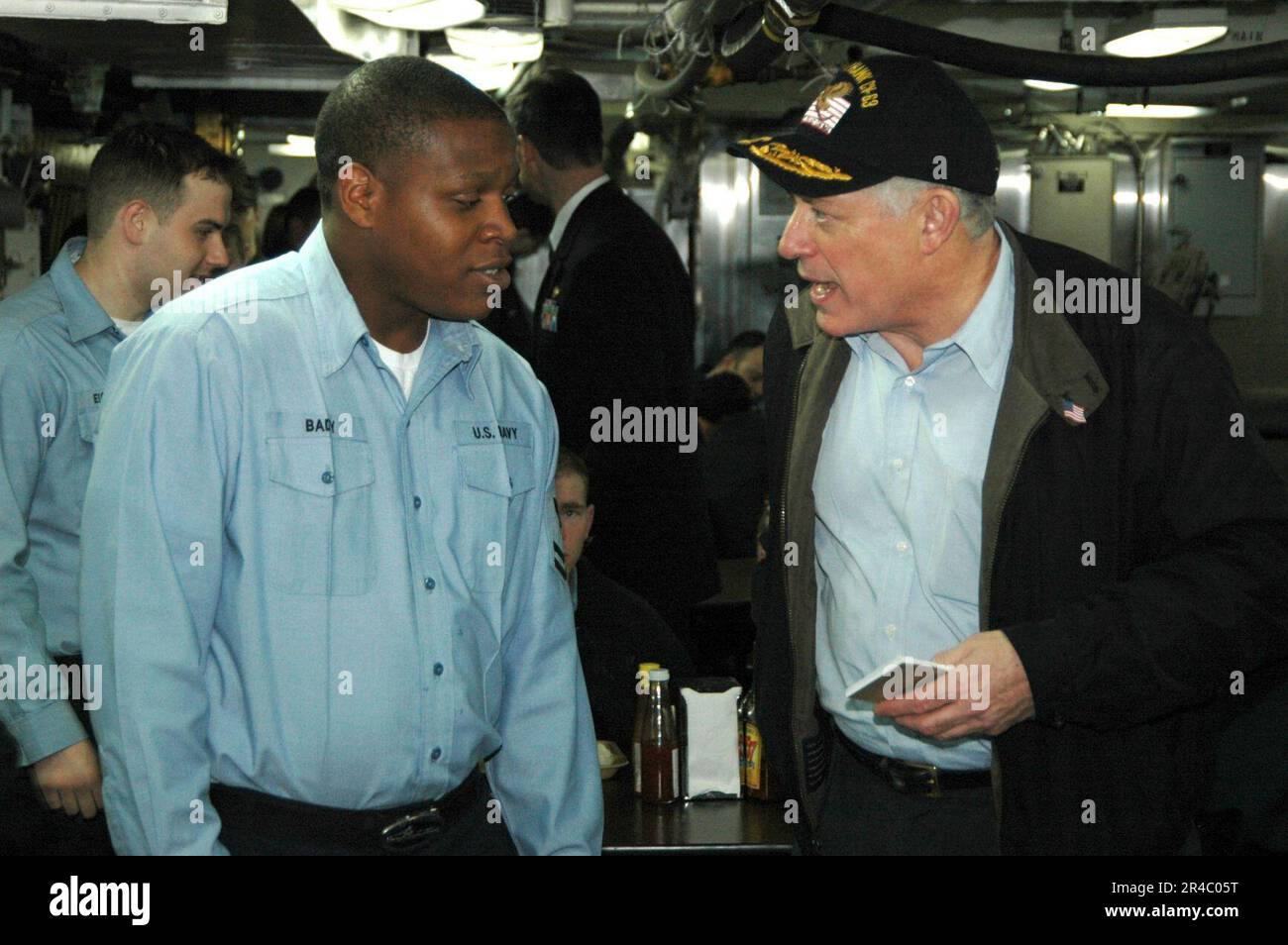 US Navy Lieutenant Gov. Of Illinois, der ehrenwerte Patrick Quinn, spricht mit dem Fluglotsen der Klasse 2. auf dem Kasino an Bord des konventionell angetriebenen Flugzeugträgers USS Kitty Hawk (CV 63). Stockfoto