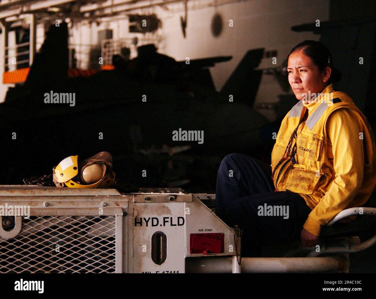 US Navy Aviation Boatswain's Mate 3. Class wartet auf einen Spotting Dolly, damit ein Flugzeug vom Cockpit an Bord des Flugzeugträgers USS Ronald Reagan (CVN 76) der Nimitz-Klasse gebracht wird. Stockfoto