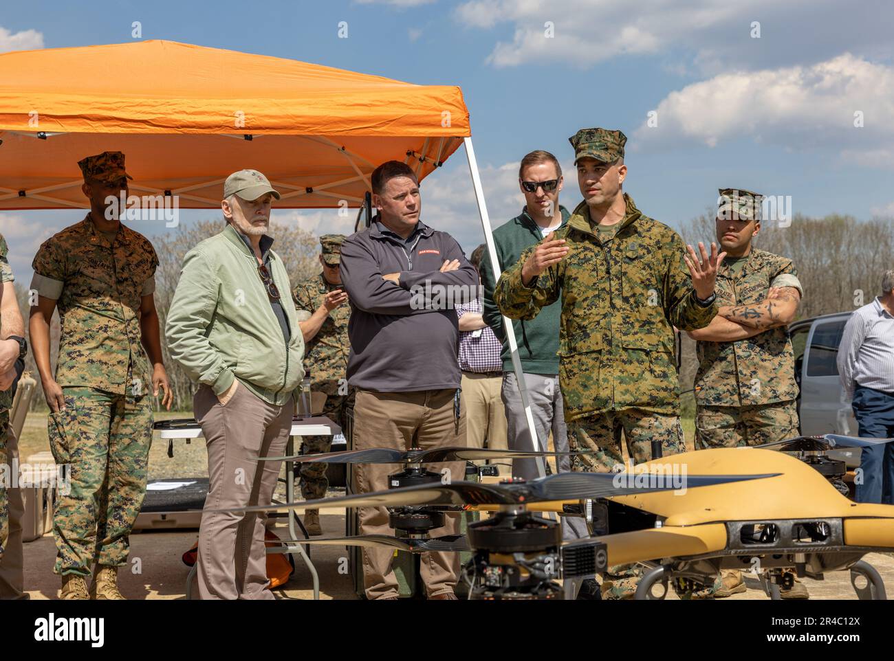 USA Marinekorps Master Sgt. Christopher D. Genualdi, Referent für die Integration von Fähigkeiten, Abteilung logistische Kampfelemente Integration, Direktion für Entwicklung von Fähigkeiten, Kampfentwicklung und Integration, spricht während einer Demonstration in DZ Cockatoo auf der Marinekorps-Basis Quantico, Virginia, 29. März 2023. Combat Development and Integration demonstrierte das Tactical Resupply Unmanned Aircraft System (TRUAS), das die Unmanned Logistics Systems-Air (ULS-A) so programmiert, dass sie eine Nutzlast über eine kurze Distanz transportieren, sie an einer bestimmten Stelle in der Landezone abwerfen und zu ihrem Ausgangspunkt zurückkehren. T Stockfoto