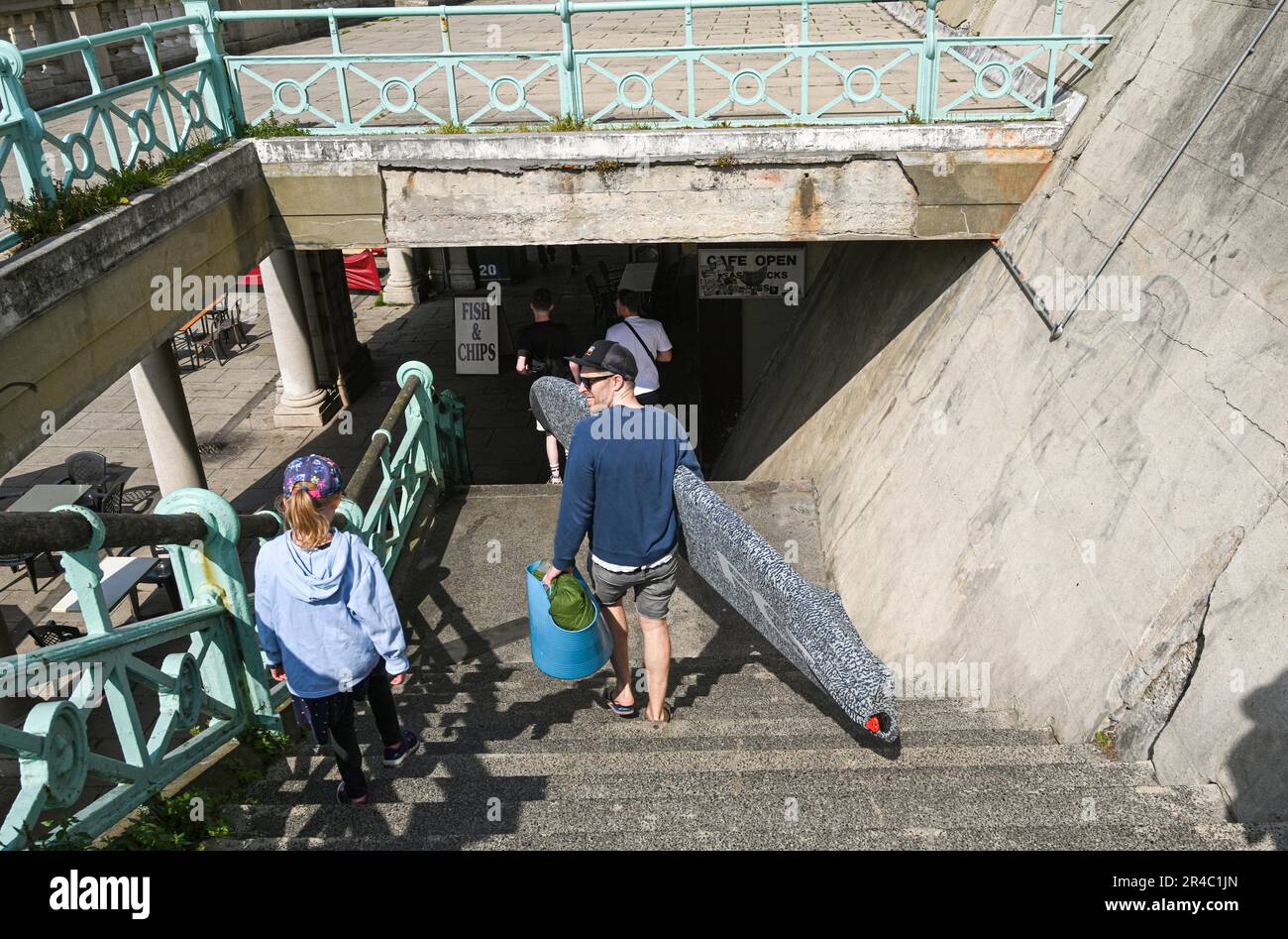 Brighton UK 27. Mai 2023 - Besucher reisen nach Brighton Beach in der Wochenendsonne, die für die nächsten Tage für den Großteil des Vereinigten Königreichs vorhergesagt wird : Credit Simon Dack / Alamy Live News Stockfoto