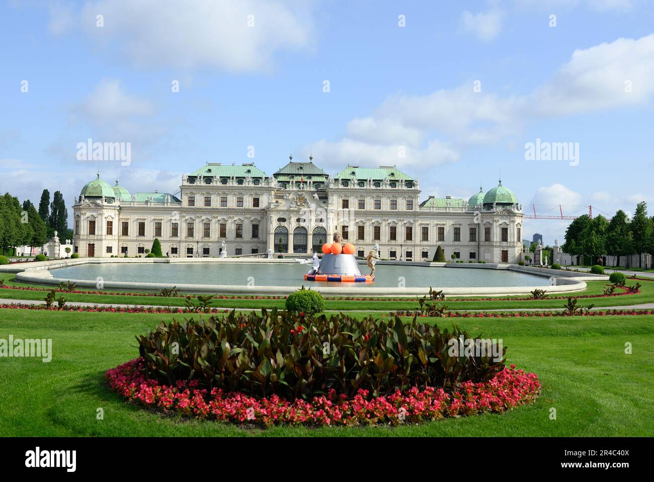 Wien, Österreich. Schloss Belvedere. Installation gemischter Medien durch Goshka Macuga Stockfoto