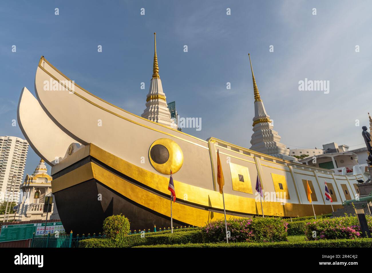 Chedi (Stupa) in Form einer chinesischen Dschunke im Wat Yannawa (der Bootstempel), thailändischer buddhistischer Tempel (Wat) im Viertel Sathon, Bangkok, Thailand Stockfoto