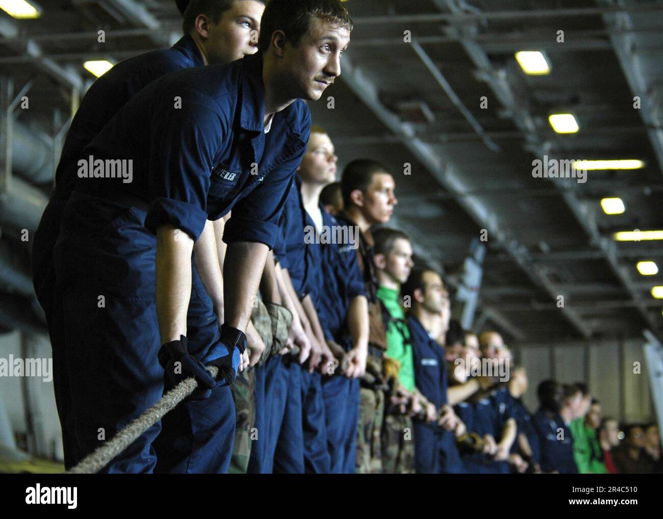 US Navy-Matrosen an Bord der USS Abraham Lincoln (CVN 72) warten auf den Befehl, ihre Leine während einer laufenden Wiederauffüllung zu heben. Stockfoto