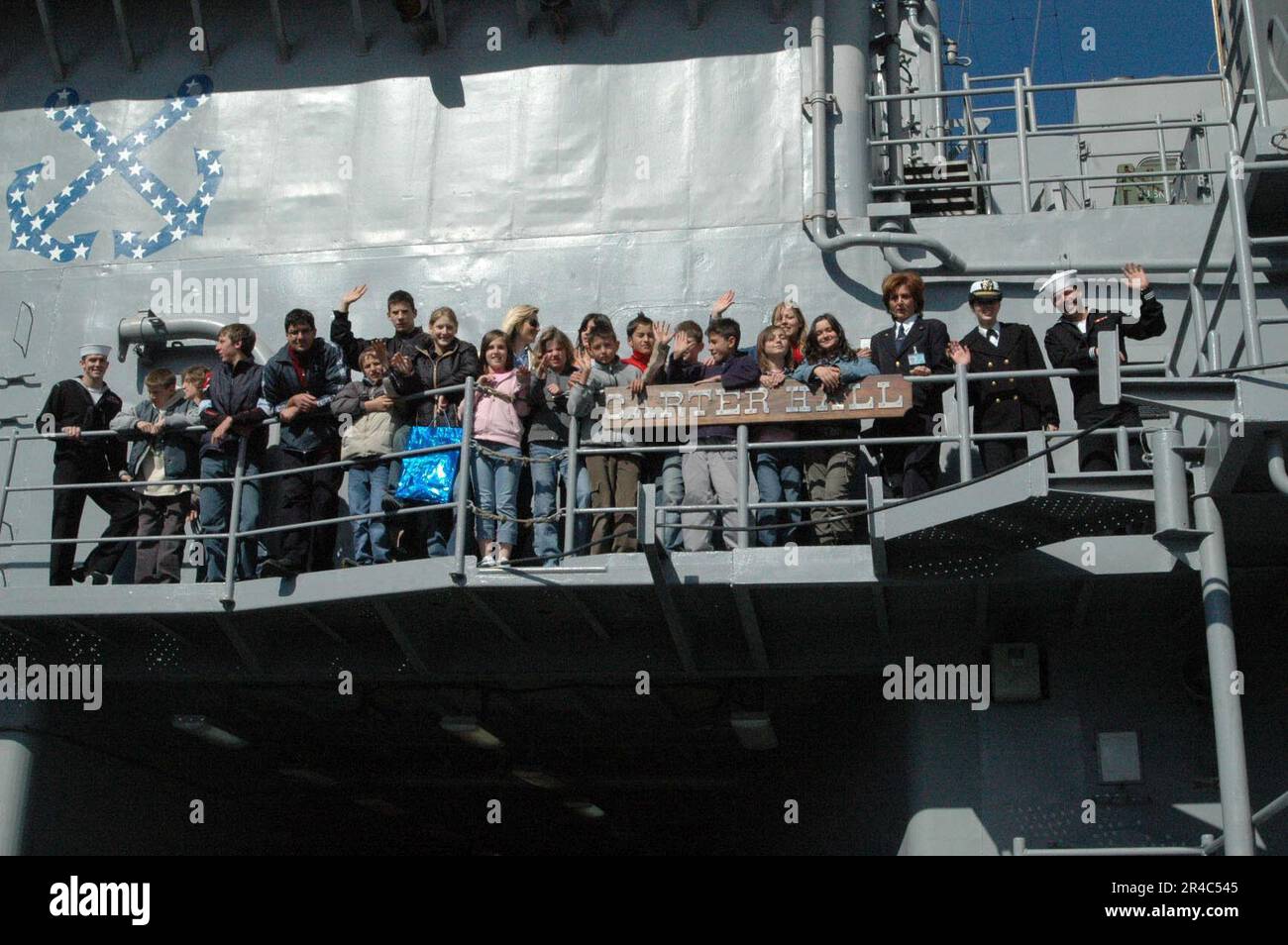 US Navy Amphibious Dock Landungsschiff USS Carter Hall (LSD 50) Seeleute winken mit Kindern aus einem lokalen kroatischen Waisenhaus. Stockfoto