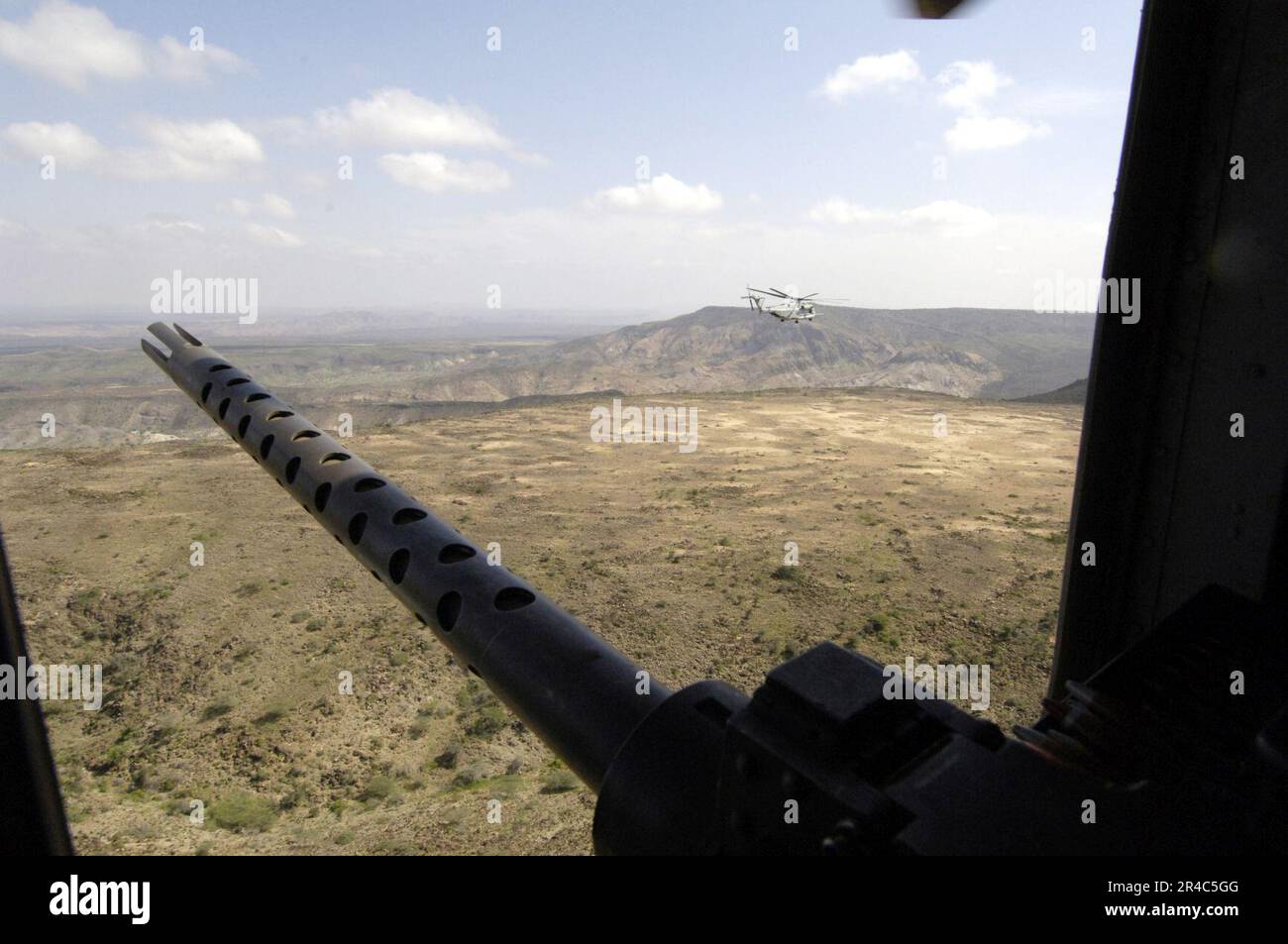 US Navy Secretary of the Navy (SECNAV) der ehrenwerte Dr. Donald C. Winter fliegt durch die Landschaft Dschibutis in den USA Marine Corps Hubschrauber. Stockfoto