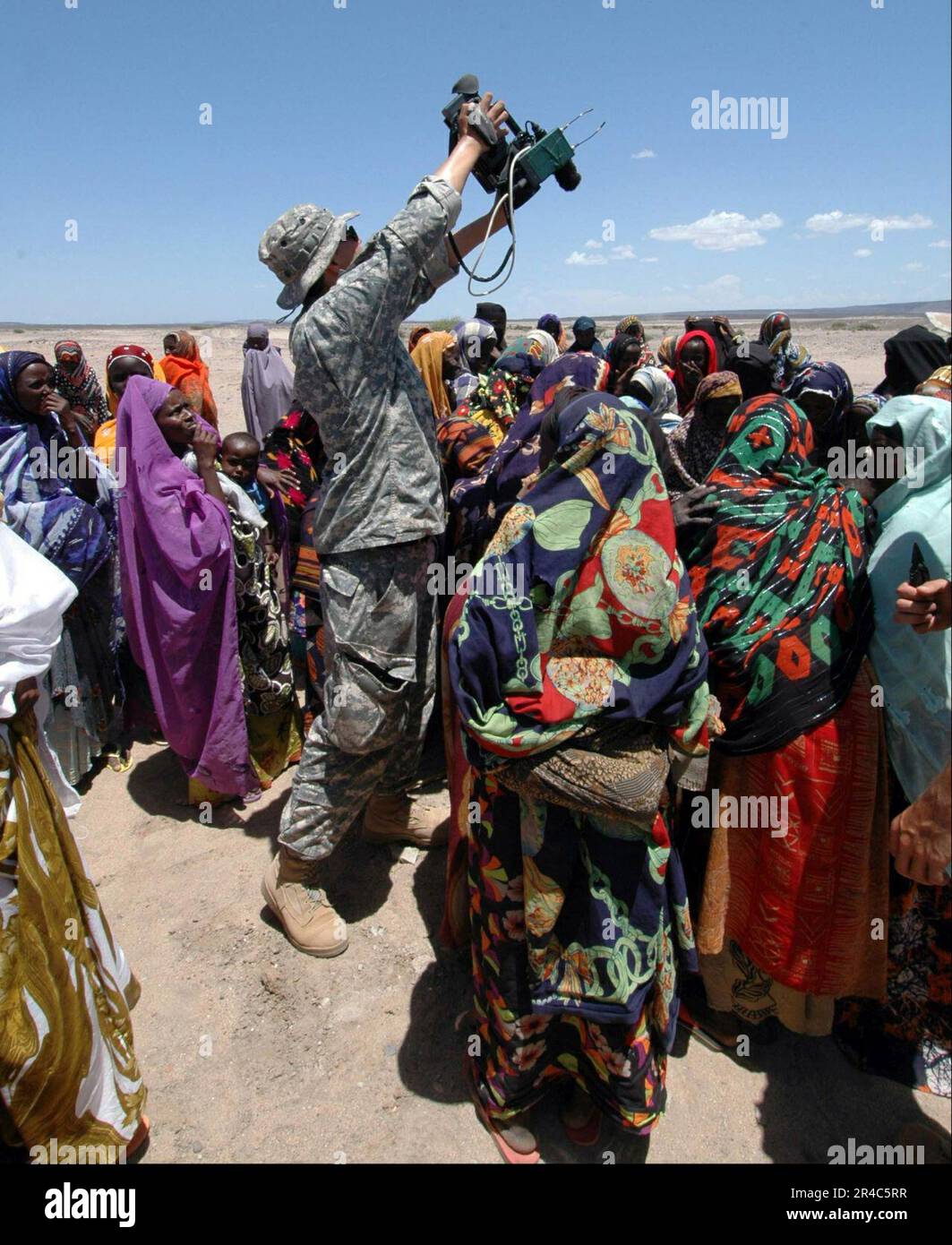 US Navy Journalist der 2. Klasse, der Combat Camera zugewiesen ist, kombinierte Joint Task Force-Horn von Afrika, dokumentiert die Dorfbewohner. Stockfoto