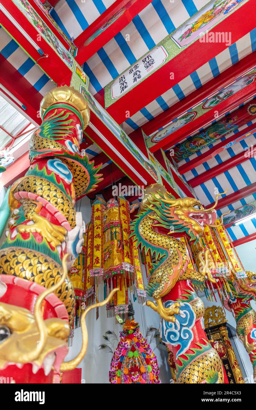 Drachensäulen am Phrommet-Schrein, chinesischer buddhistischer Schrein in Sathon, Bangkok, Thailand Stockfoto
