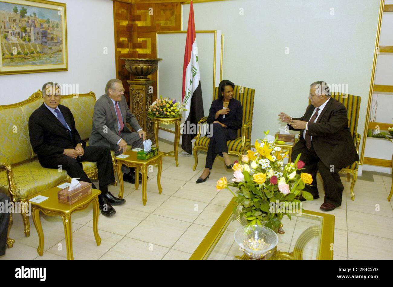 US Navy von links, USA Botschafter im Irak Zalmay Khalilzad, Verteidigungsminister Donald H. Rumsfeld und Außenministerin Condoleezza Rice treffen sich mit dem irakischen Präsidenten Jalal Talabani in Bagdad. Stockfoto