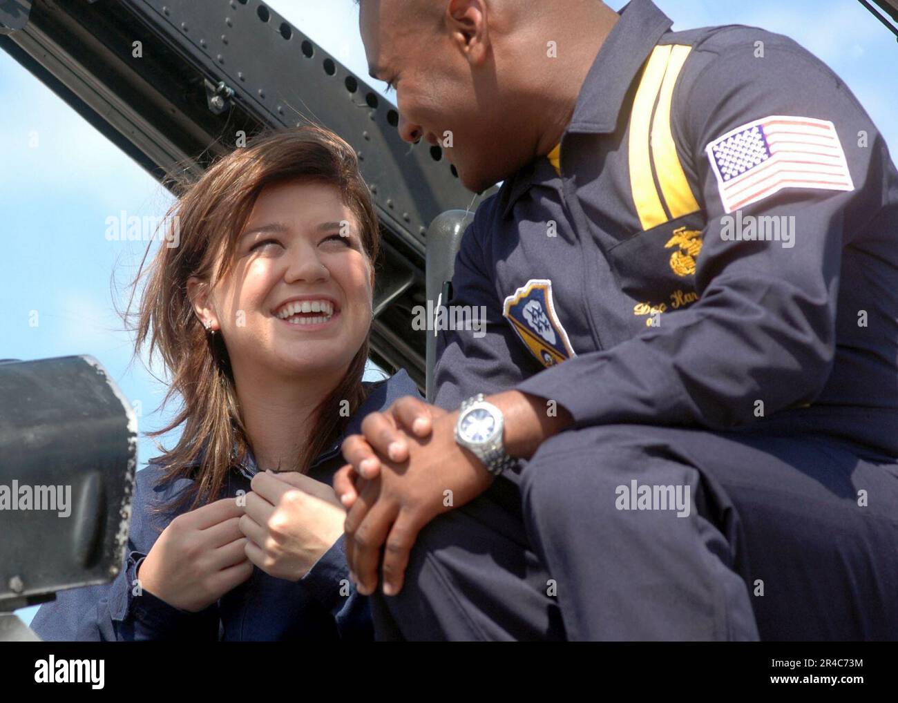 US Navy Sgt. Crew Chief der Blue Angels ^7 Flugzeug, besprechen Sie Sicherheit mit RCA-Aufnahmeständigerin und amerikanischer Idol Gewinner Kelly Clarkson vor dem Flug Stockfoto