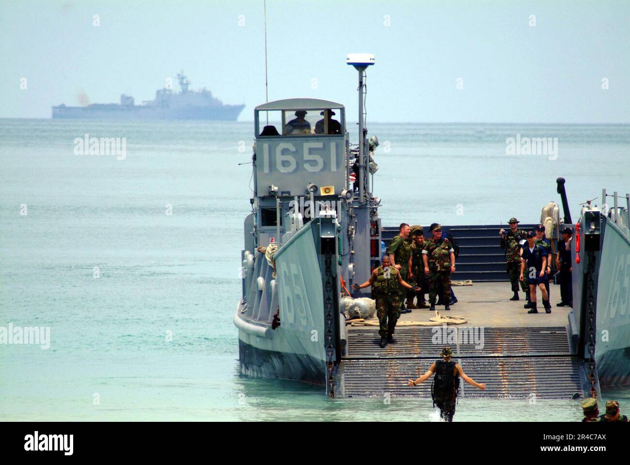 US Navy mit dem amphibischen Dock-Landungsschiff USS Harpers Ferry (LSD 49) im Hintergrund, Landing Craft Utility One Six Five One (LCU-1651) zugewiesen an Angriffsflotteneinheit 1, (ACU-1), Ablösung Western Pac. Stockfoto