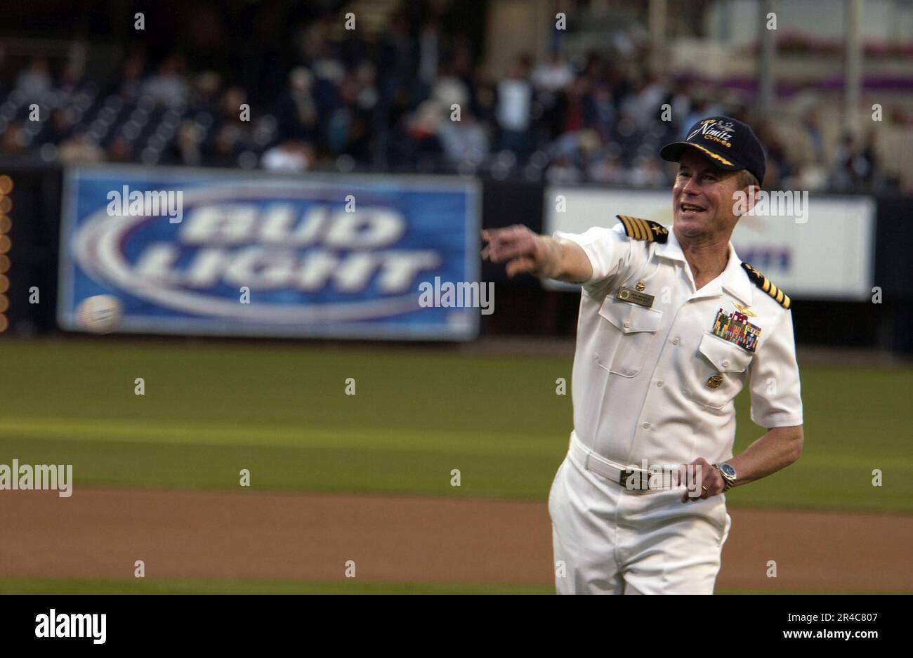 US Navy Nuclear-powered Aircraft Carrier USS Nimitz (CVN 68) Commanding Officer, Capt. Wirft vor einem Major League Baseball-Spiel den feierlichen ersten Wurf. Stockfoto