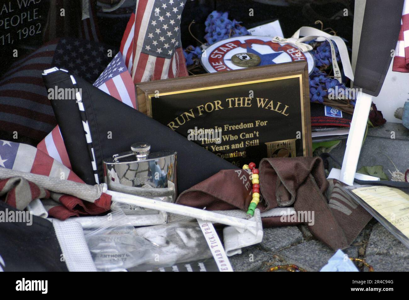 US Navy Am Vietnam Veterans Memorial werden Am 2006. Memorial „Rolling Thunder – The Run for the Wall“ (Rolling Thunder – The Run for the Wall) kleine Ausstellungen von amerikanischen Flaggen und Sake-Artikeln hinterlegt. Stockfoto
