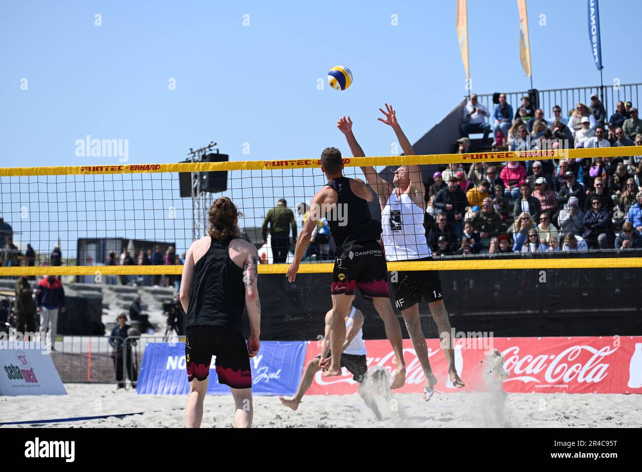 Norderney, Deutschland. 27. Mai 2023. Eric Stadie vom Team „Hauptstadt Beacher e.V/VC Olympia“ verteidigt den Ball. White Sands Festival“ mit einem erstklassigen Beach-Volleyball-Turnier, North Beach. Kredit: Lars Penning (klemmer)/dpa/Alamy Live News Stockfoto