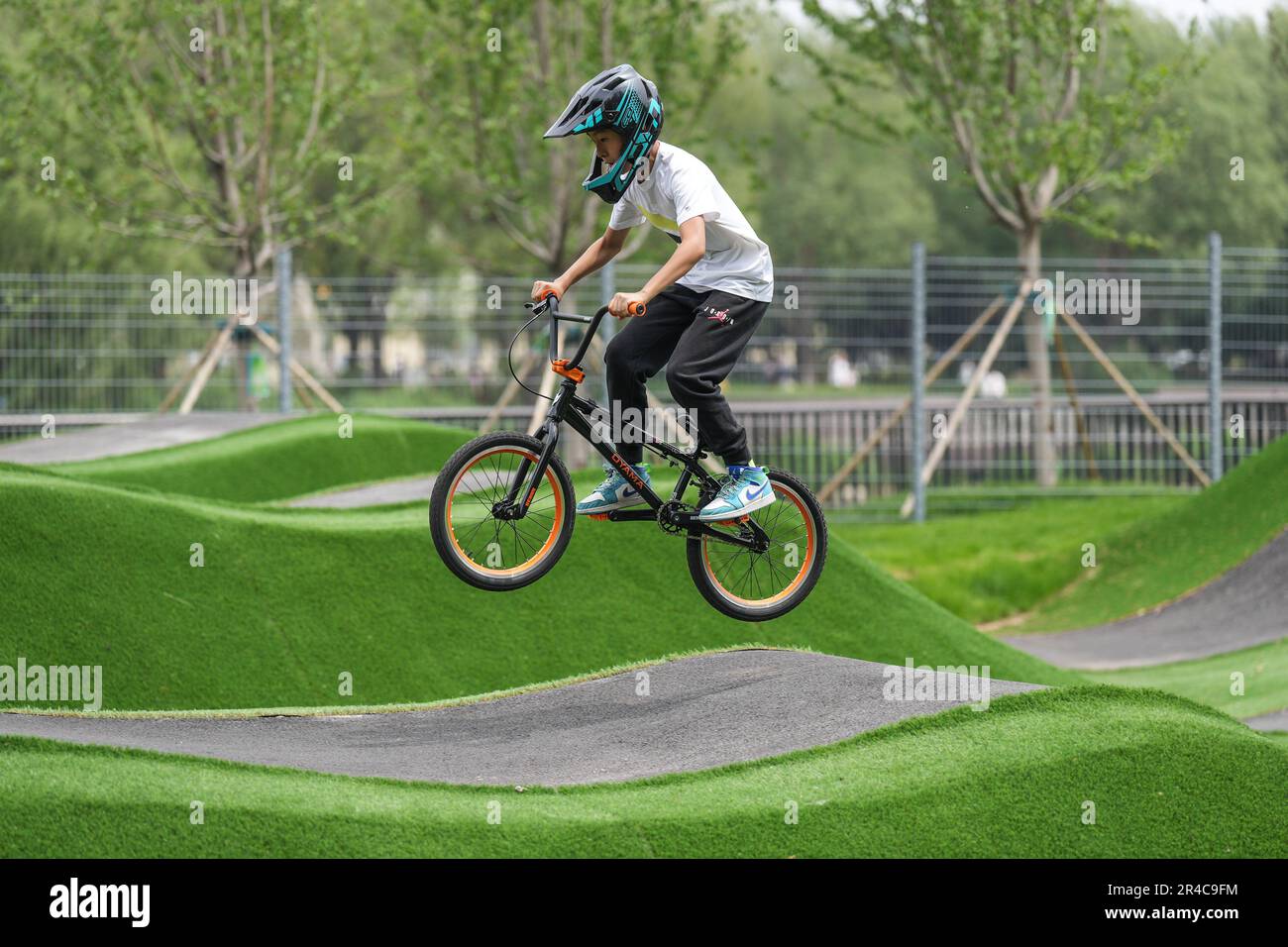 Shenyang. 27. Mai 2023. Ein junger Fahrer fährt am 27. Mai 2023 auf der Strecke des Shenyang International Pump Track Park in Shenyang in der nordchinesischen Provinz Liaoning. Kredit: Pan Yulong/Xinhua/Alamy Live News Stockfoto