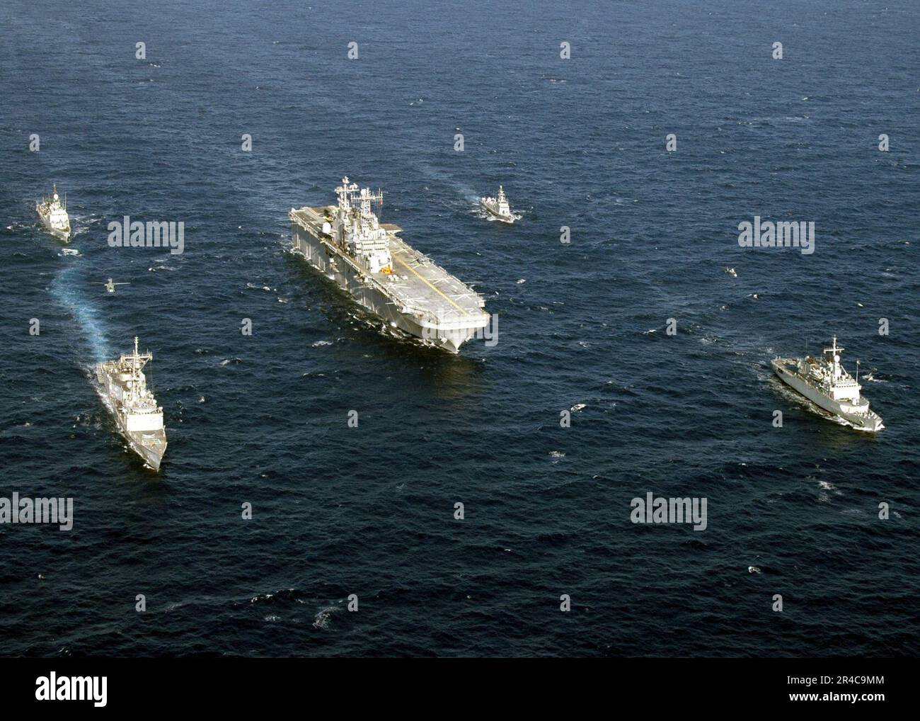 US Navy die fünf Schiffe, die an der Übung Phoenix Express 2006 teilnehmen, segeln im Mittelmeer in Formation. Stockfoto